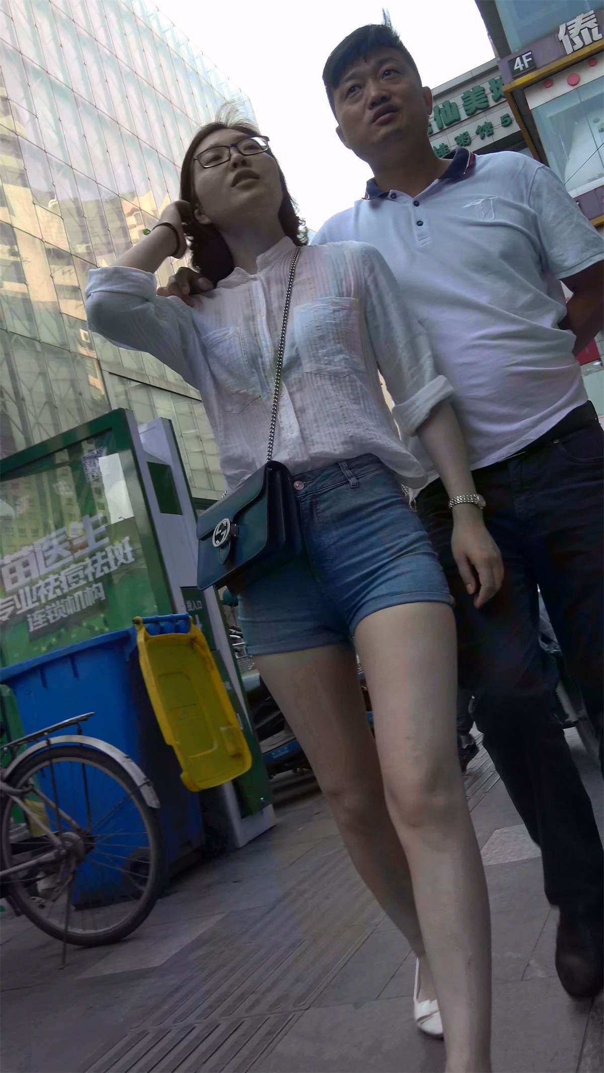 白色衬衫牛仔热裤美女