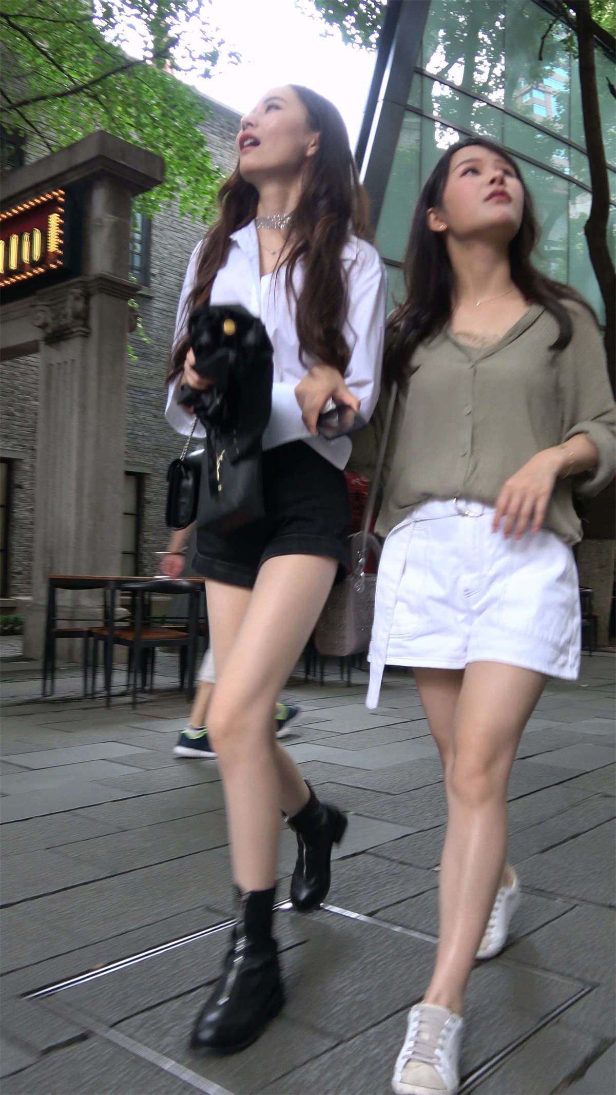 美女姐妹一起逛街