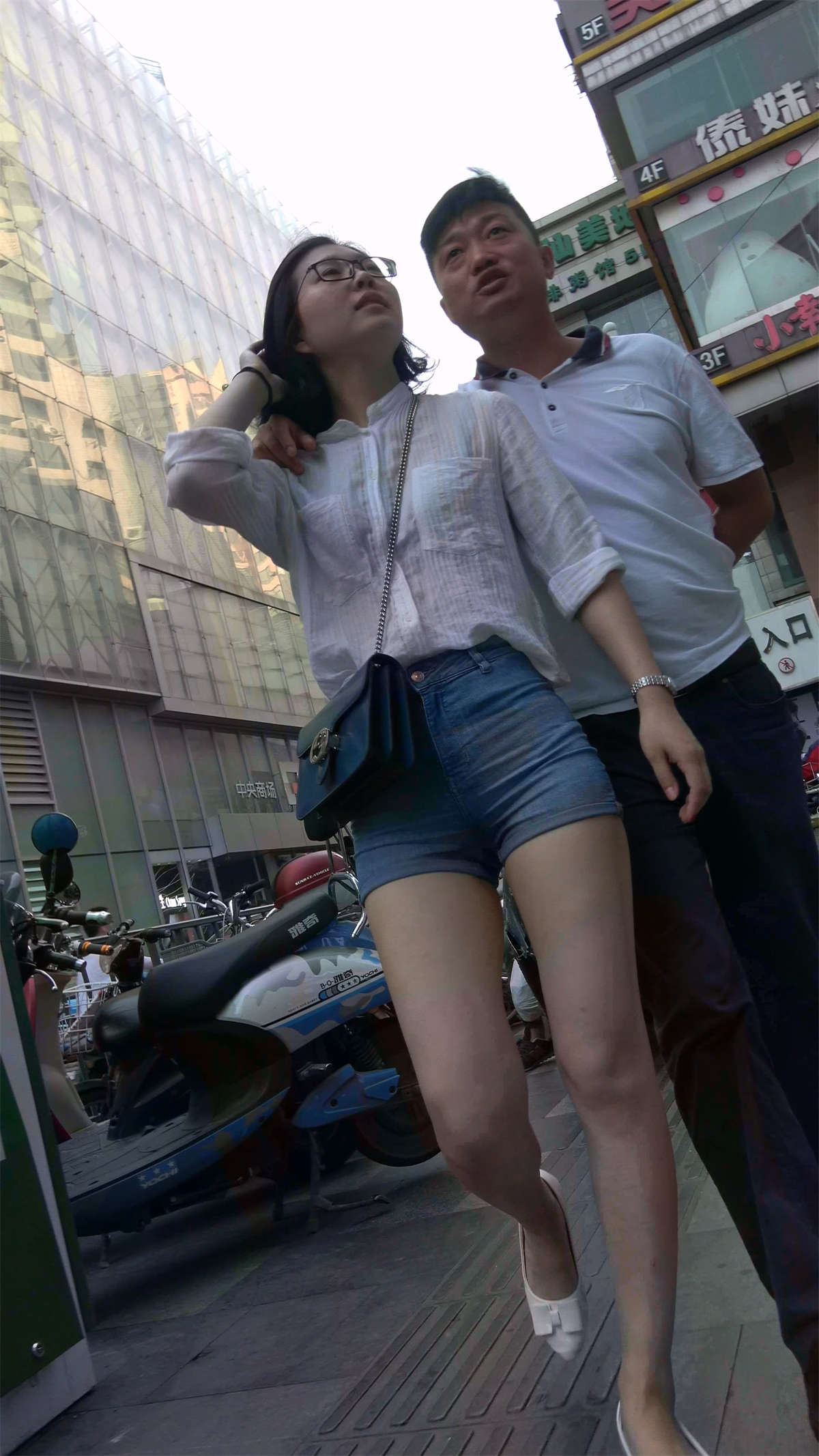 白色衬衫牛仔热裤美女