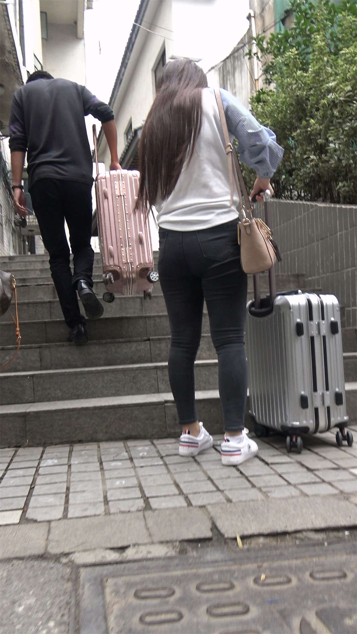 丰满黑色紧身裤美眉