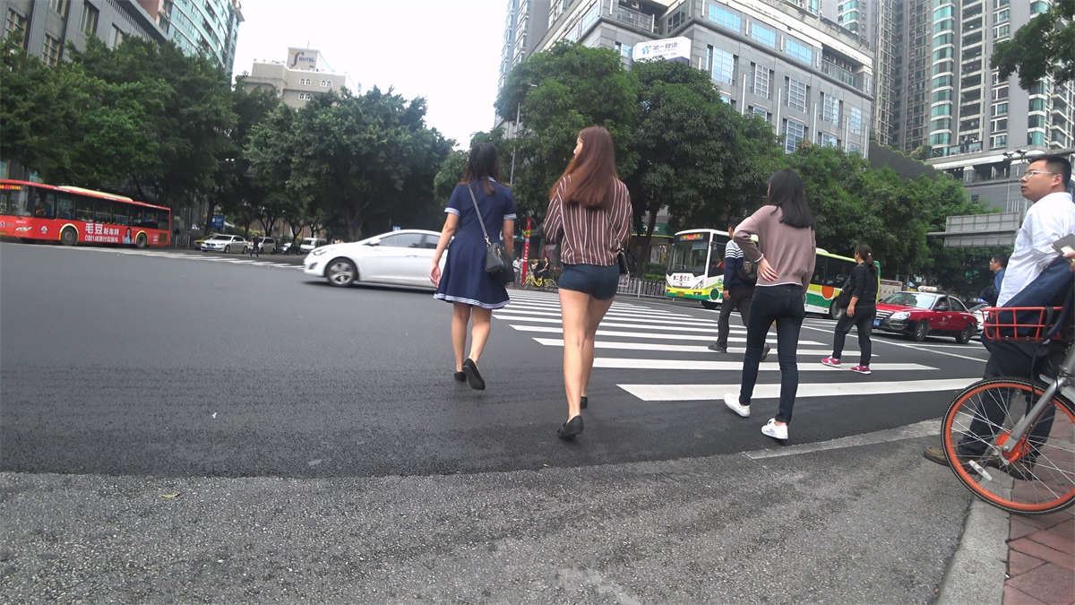 跟拍两位美女姐妹