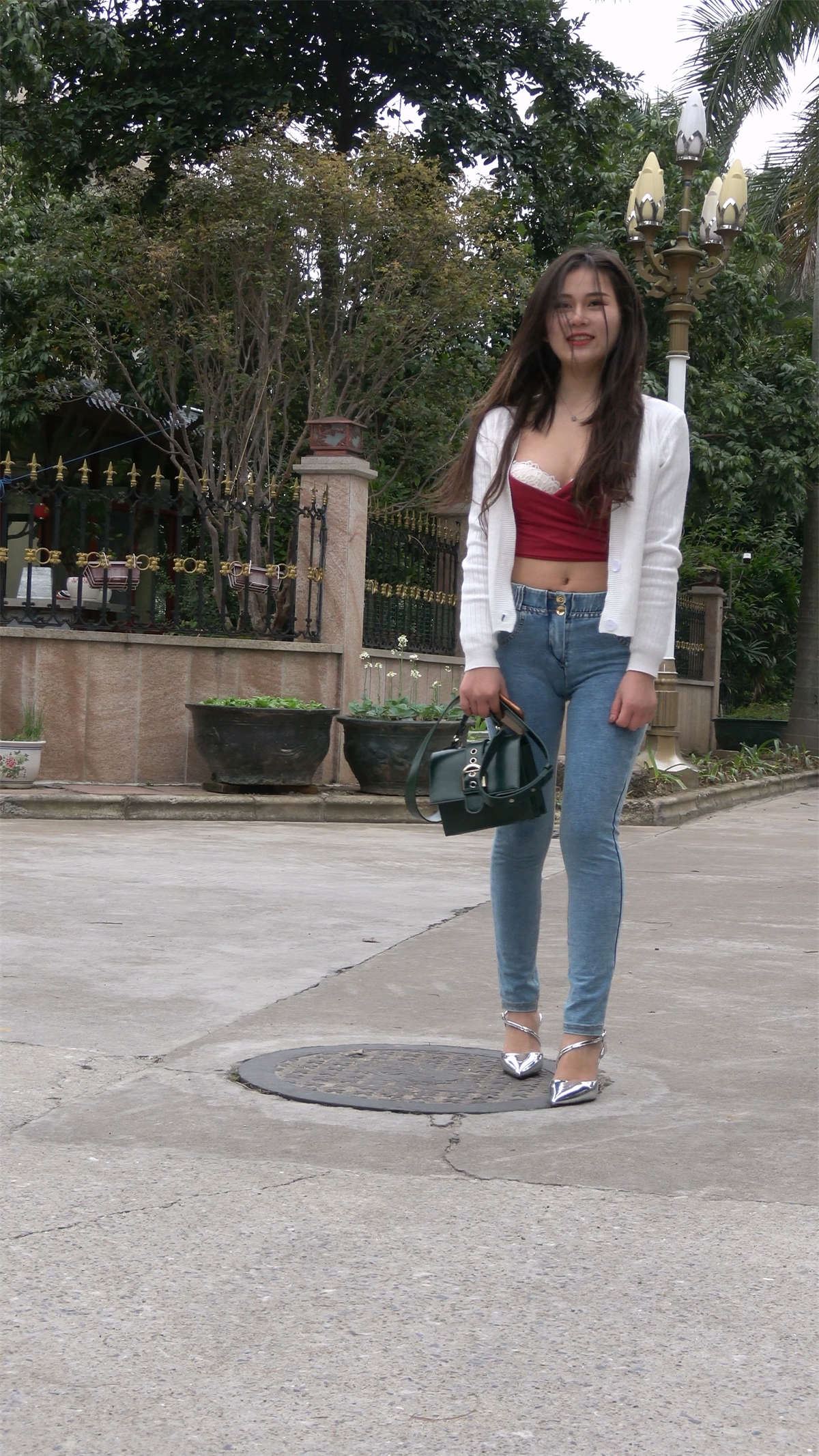 极品紧身牛仔美女外拍