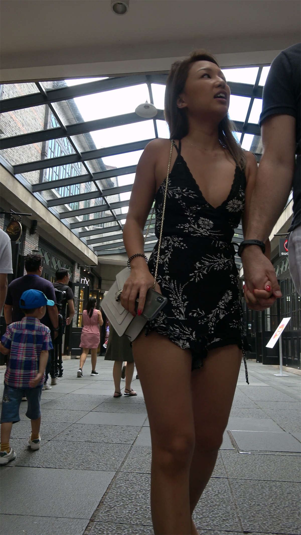 低胸V领美女