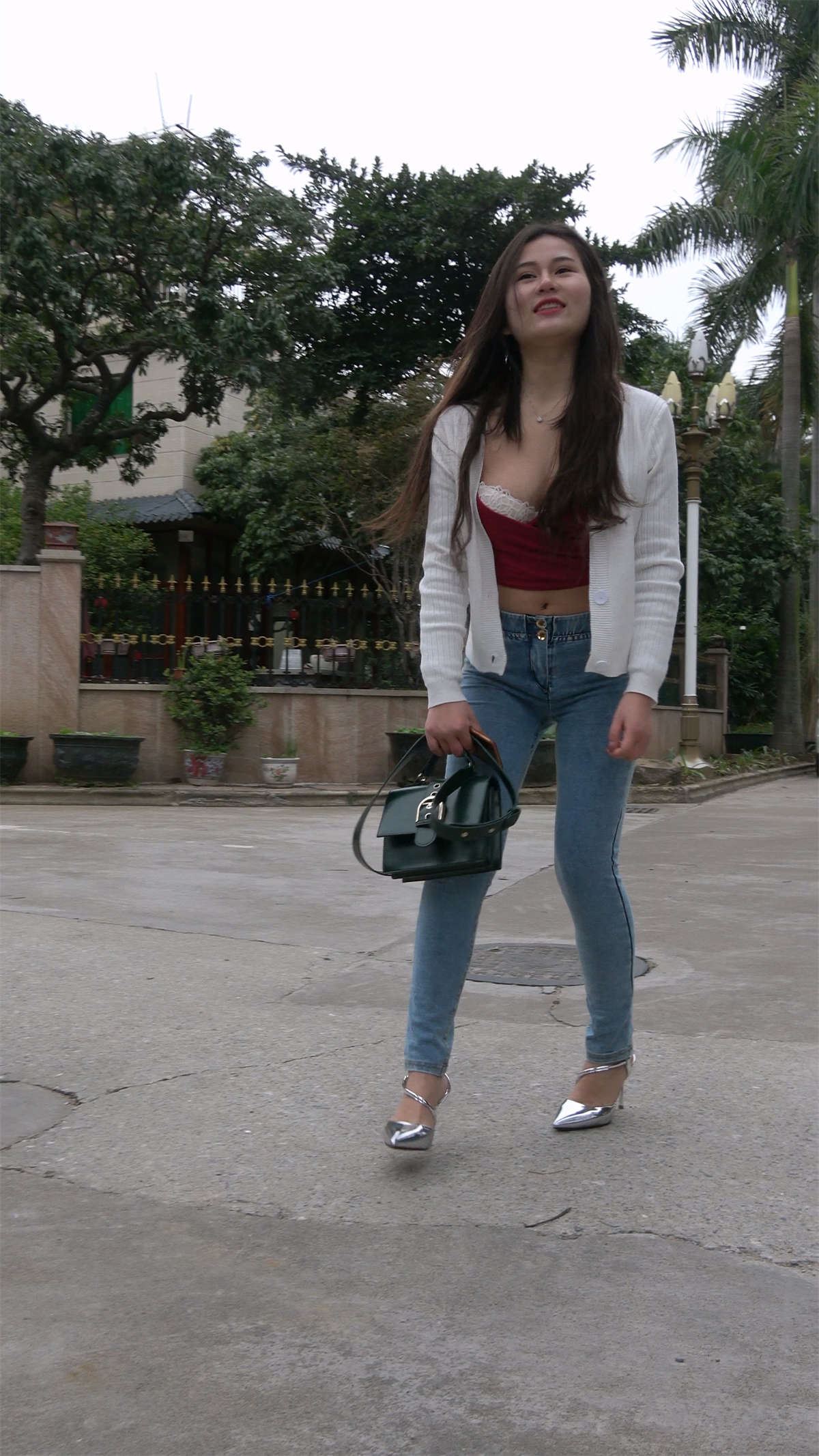 极品紧身牛仔美女外拍