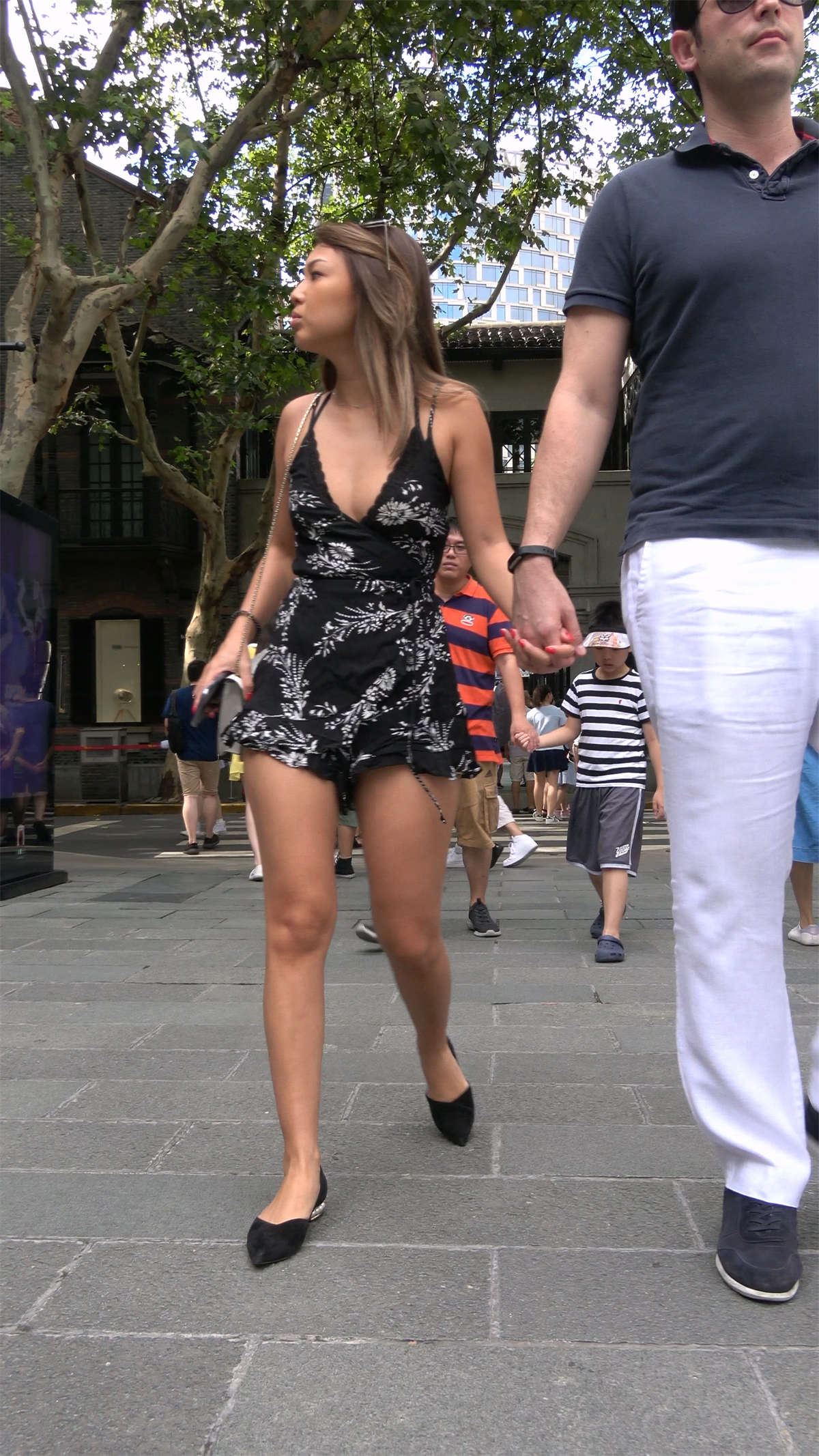 低胸V领美女