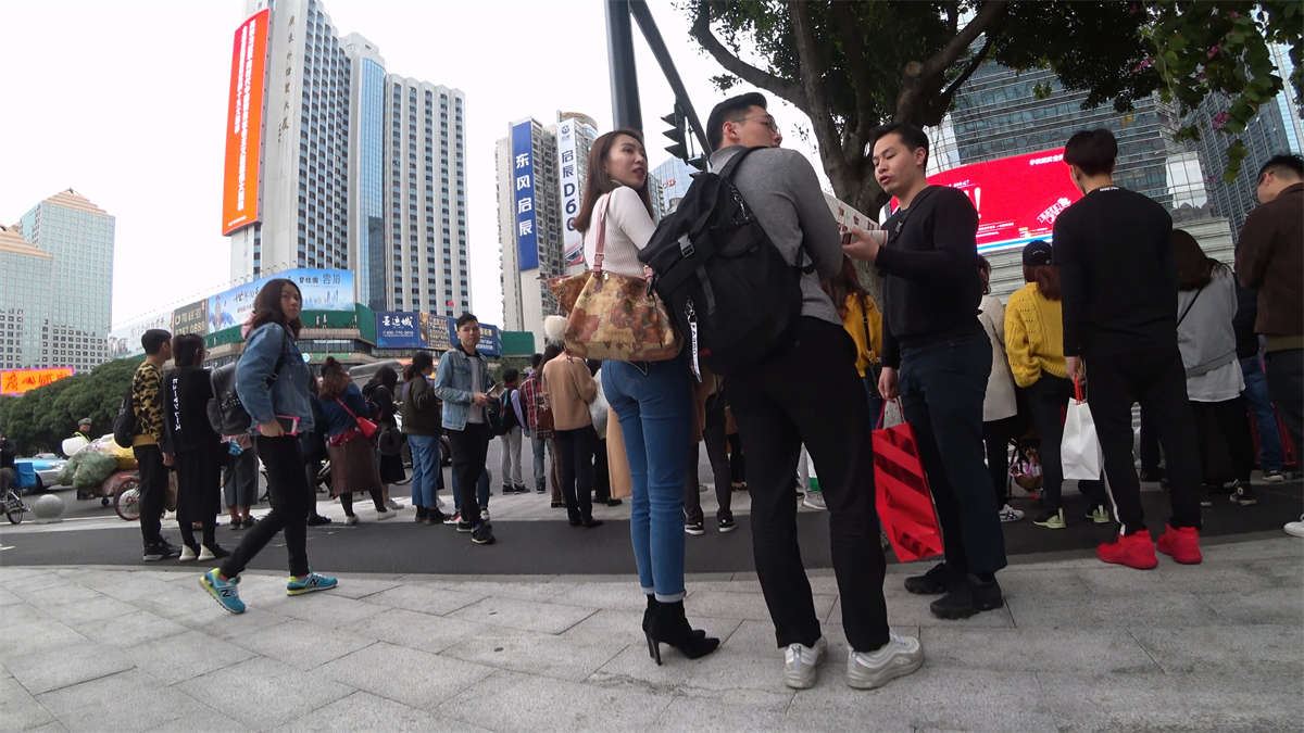 白色毛衣蓝色牛仔裤苗条身材小姐姐