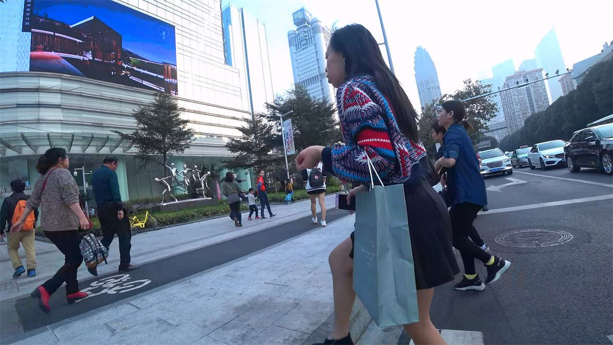 黑色小短裙气质美腿美女