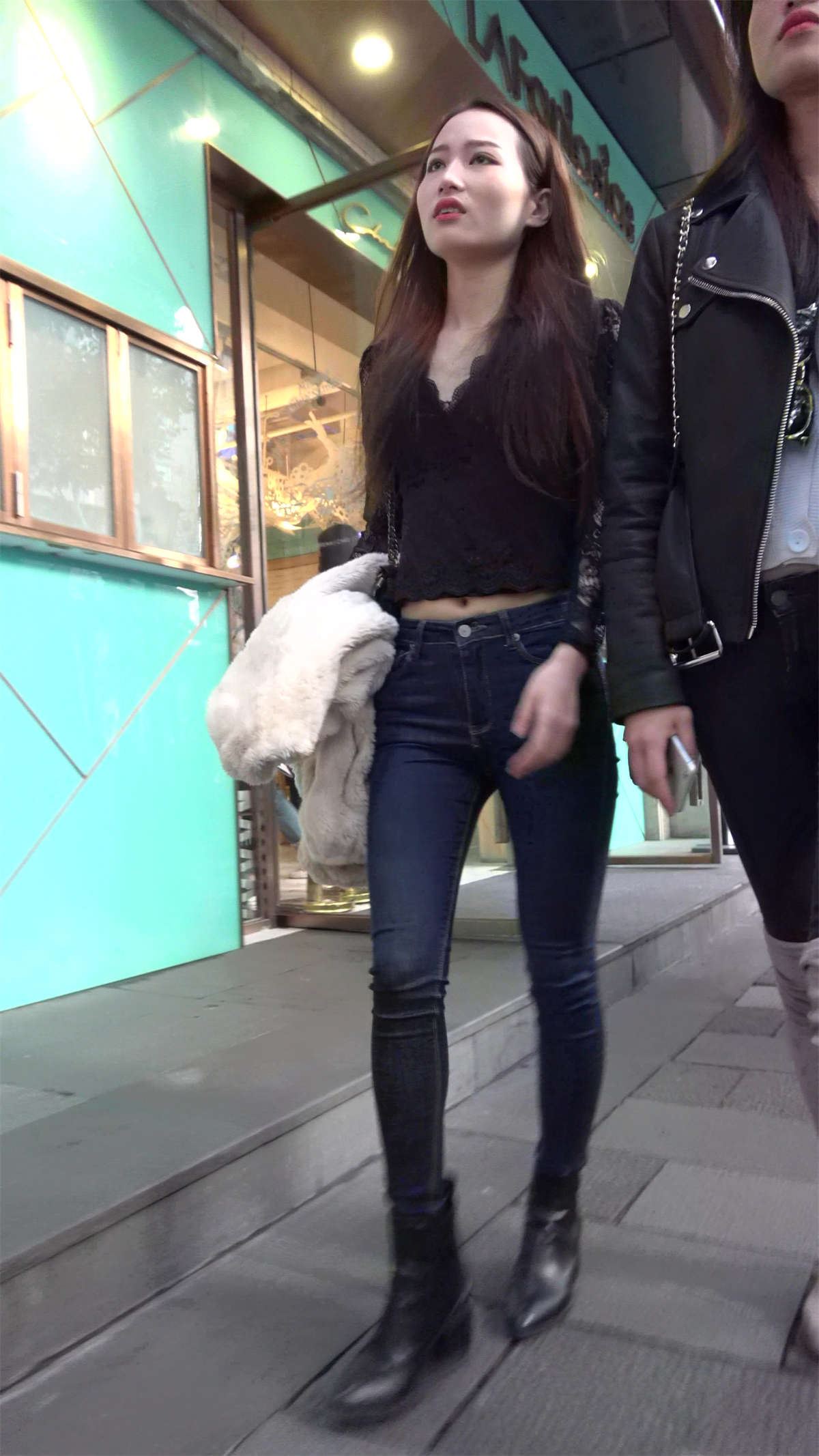蕾丝衣紧身牛仔性感美女