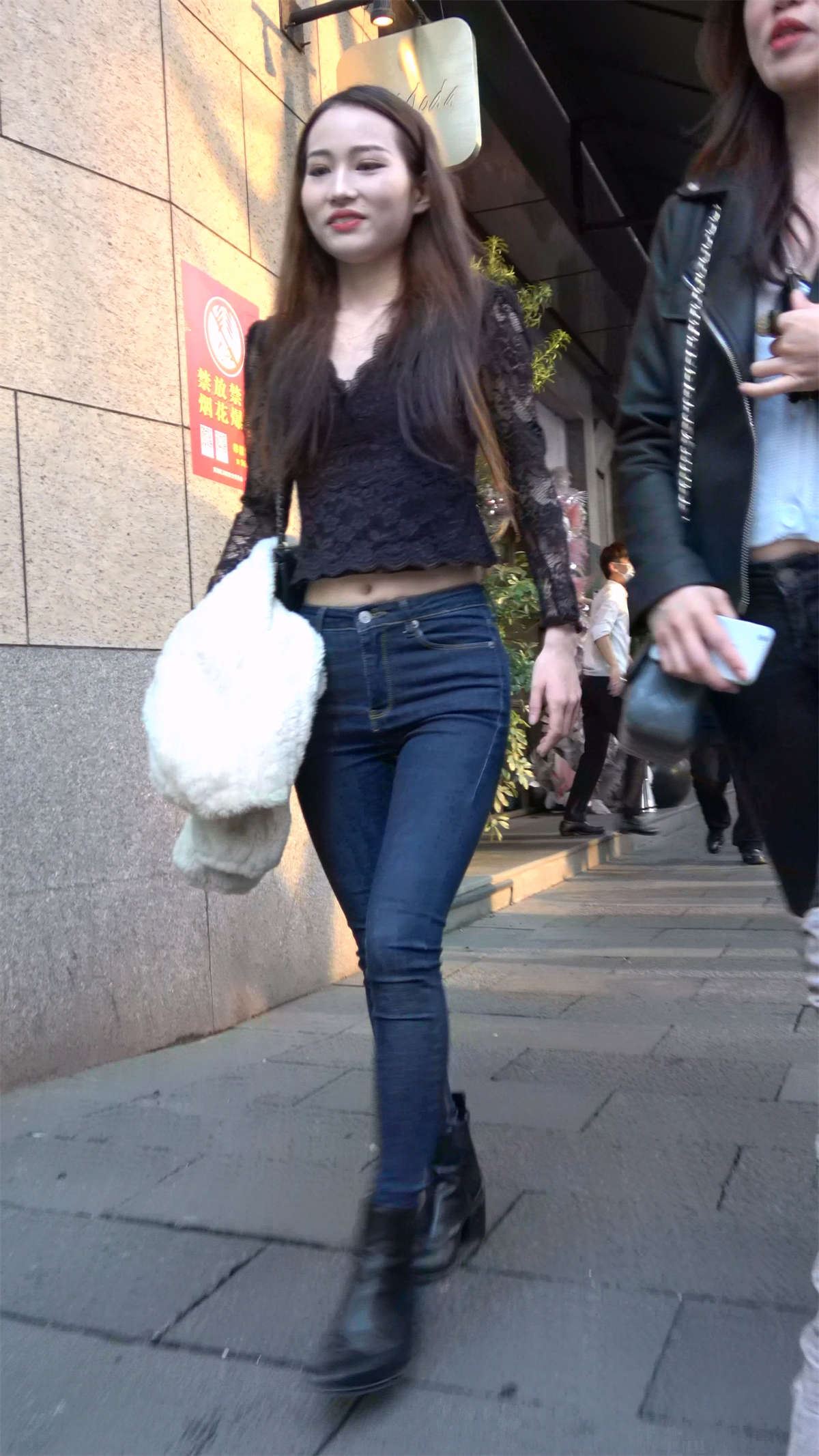 蕾丝衣紧身牛仔性感美女