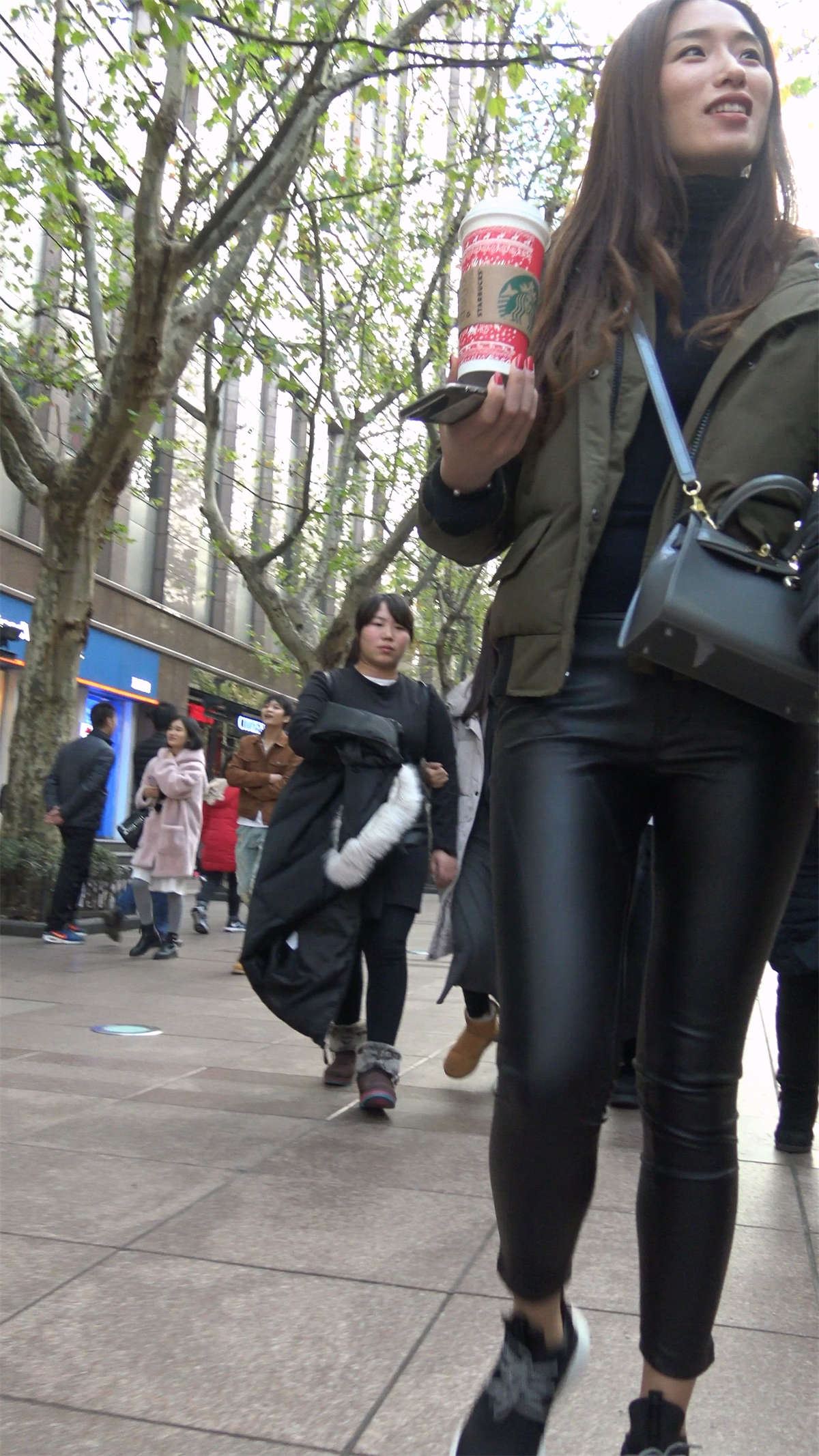 紧身皮裤运动鞋美女