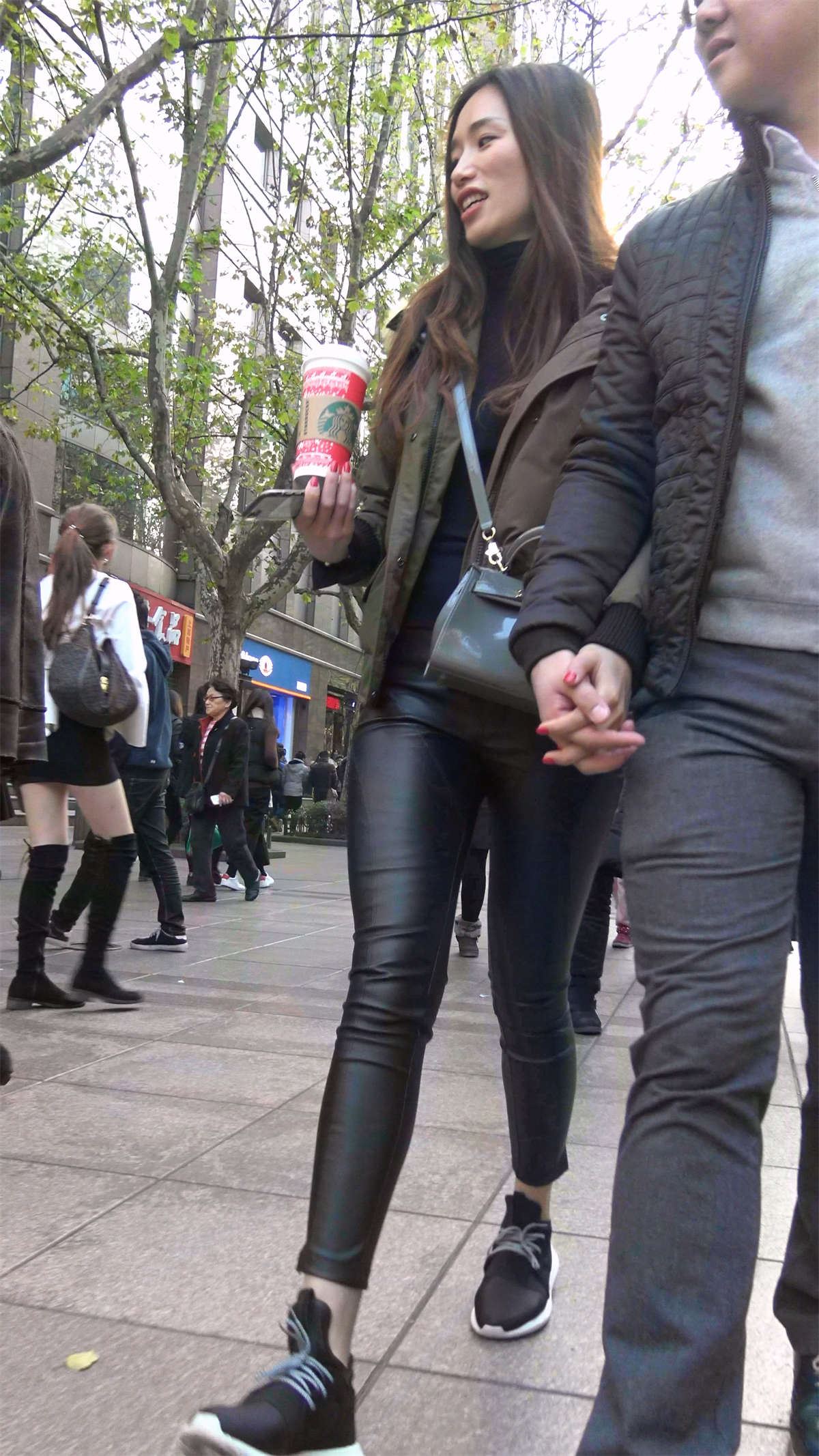 紧身皮裤运动鞋美女