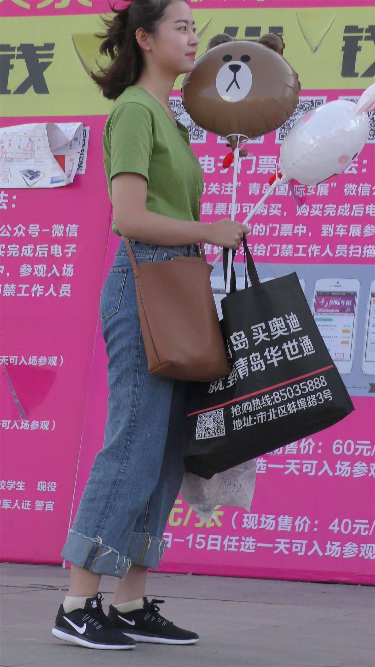 绿色T恤牛仔裤运动鞋小清新美女