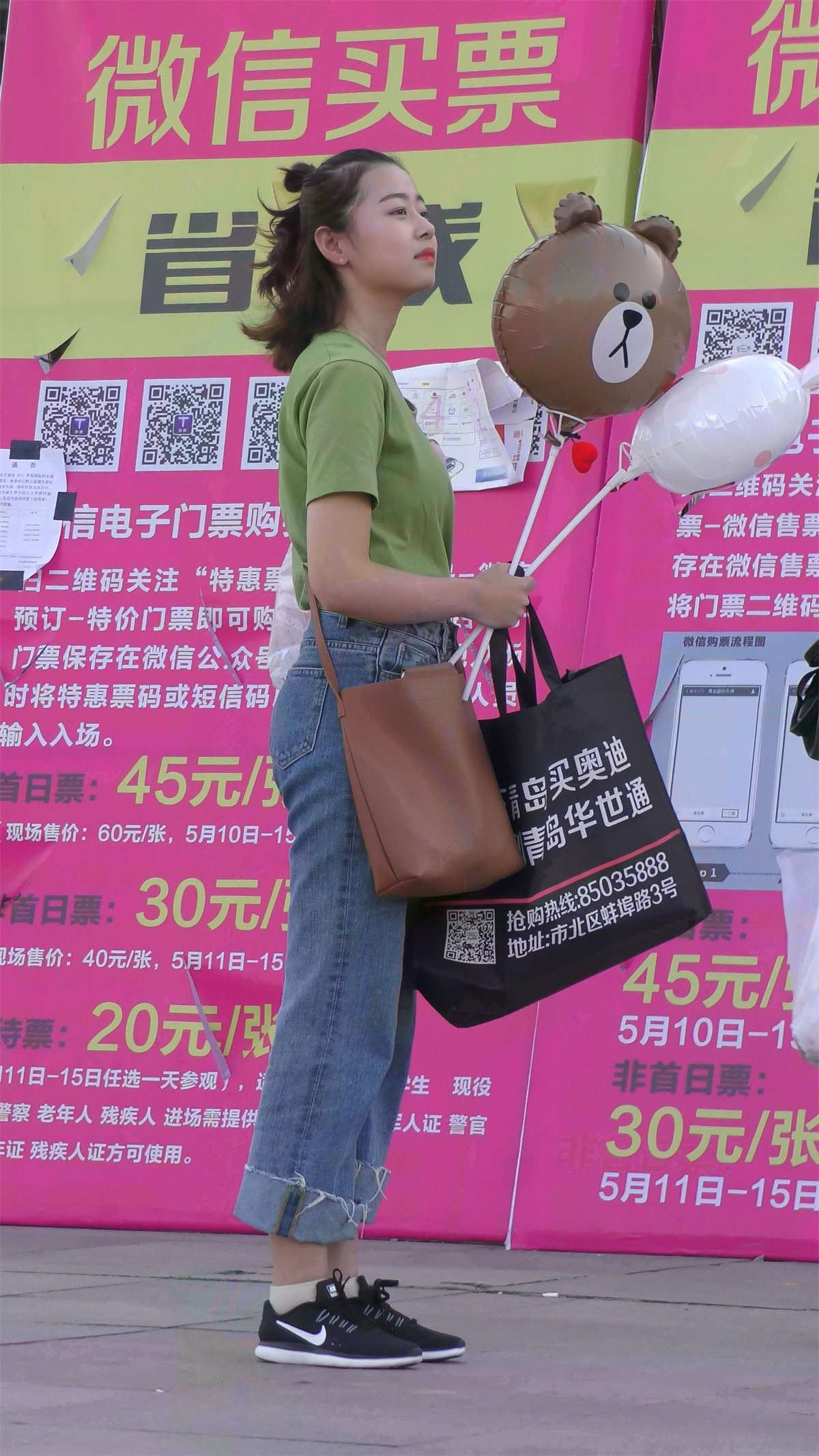绿色T恤牛仔裤运动鞋小清新美女