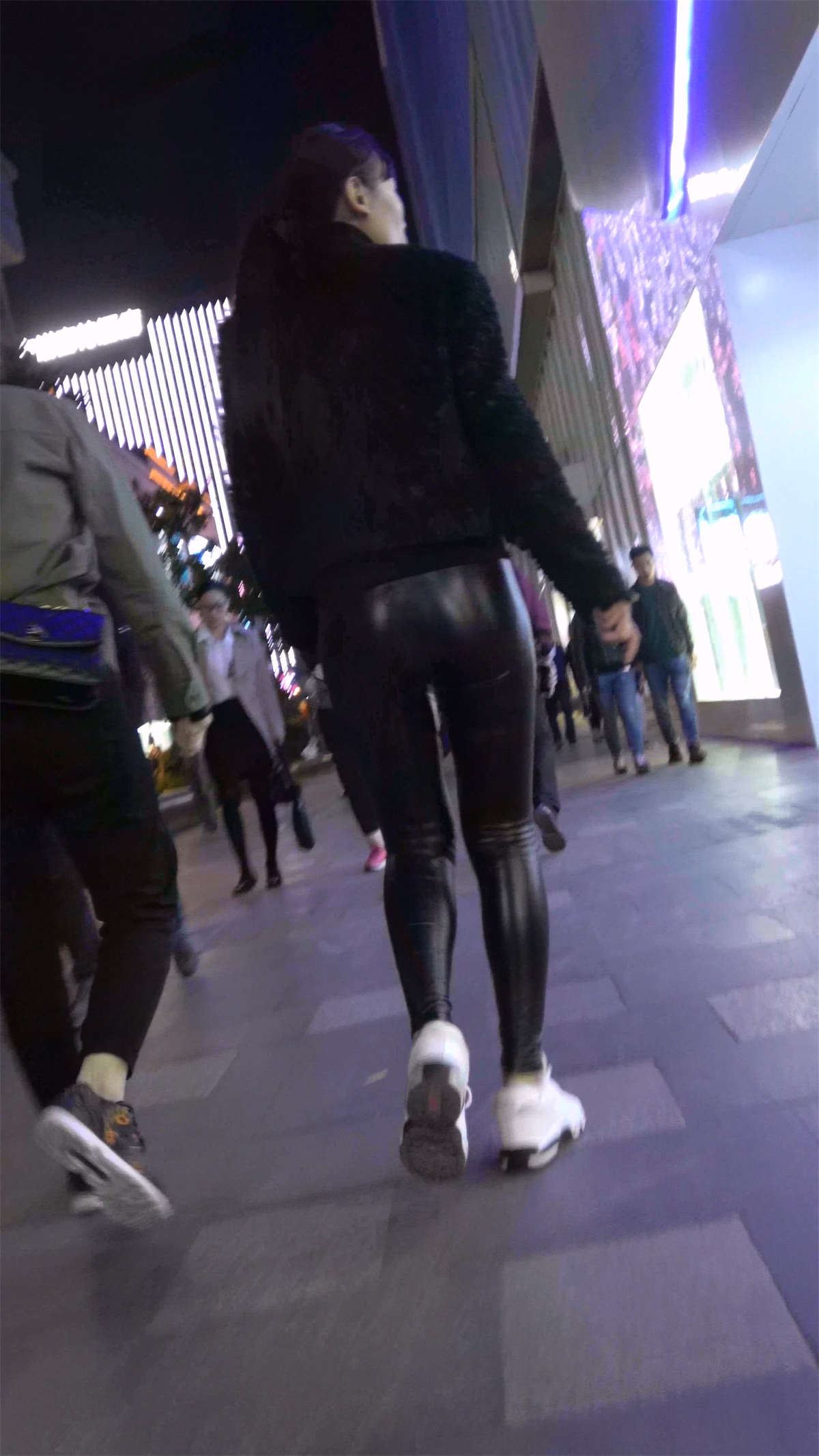 黑色毛衣紧身皮裤美女