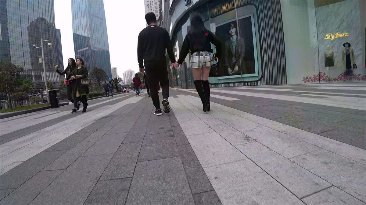 高腰白色条纹宽松热裤黑衣美腿