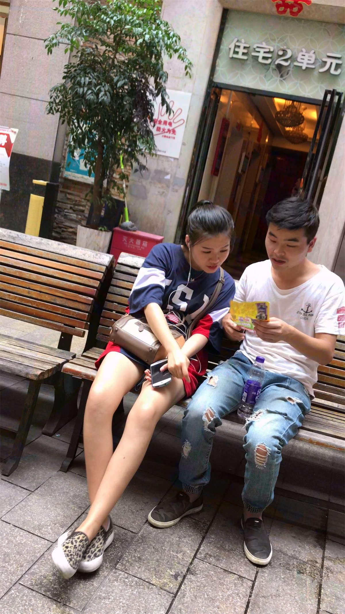 豹纹鞋极品长腿气质小美女