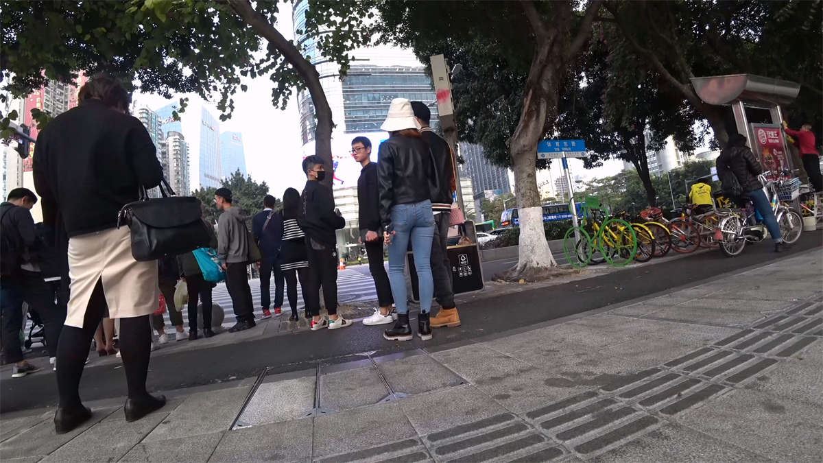 紧身蓝色牛仔裤美女