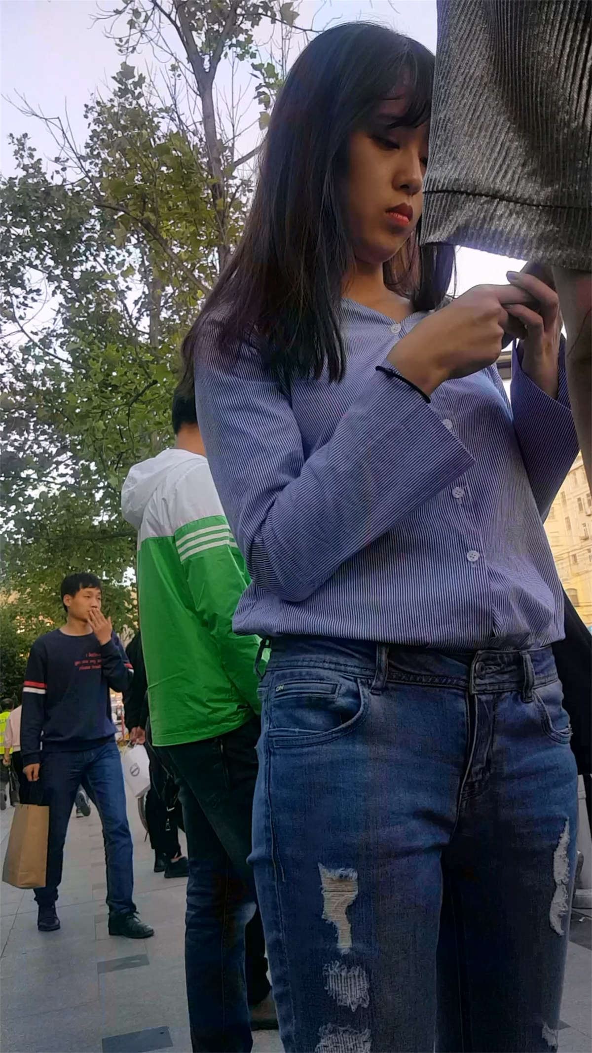蓝色衬衫牛仔裤甜美清纯美女