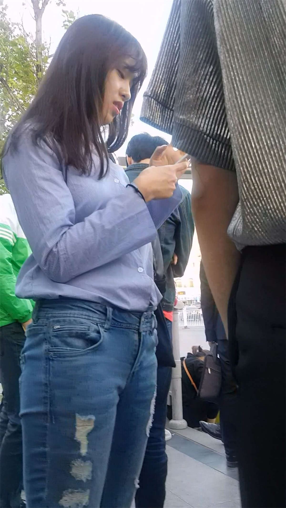 蓝色衬衫牛仔裤甜美清纯美女