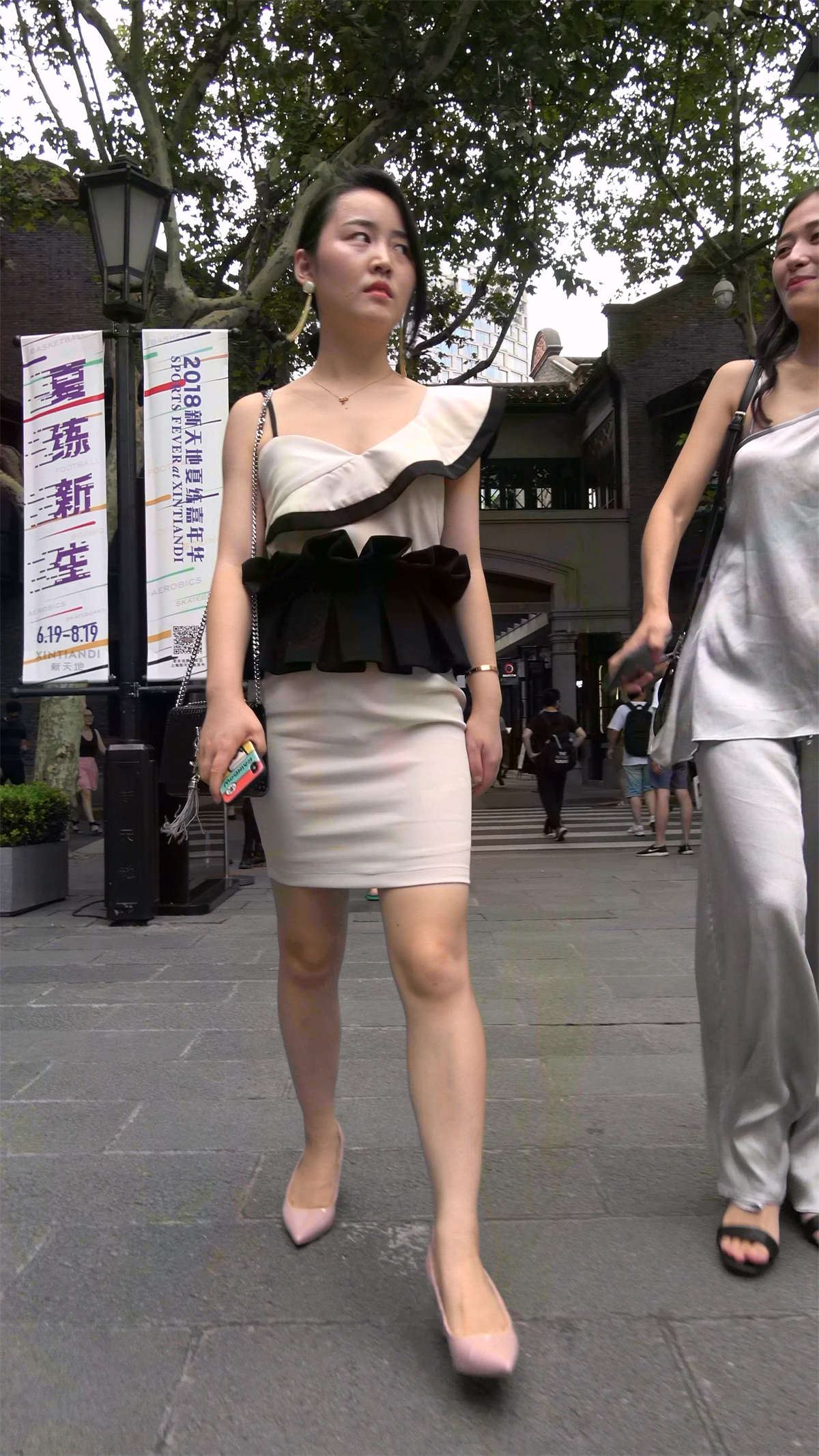 性感身材米色吊带裙高跟美女