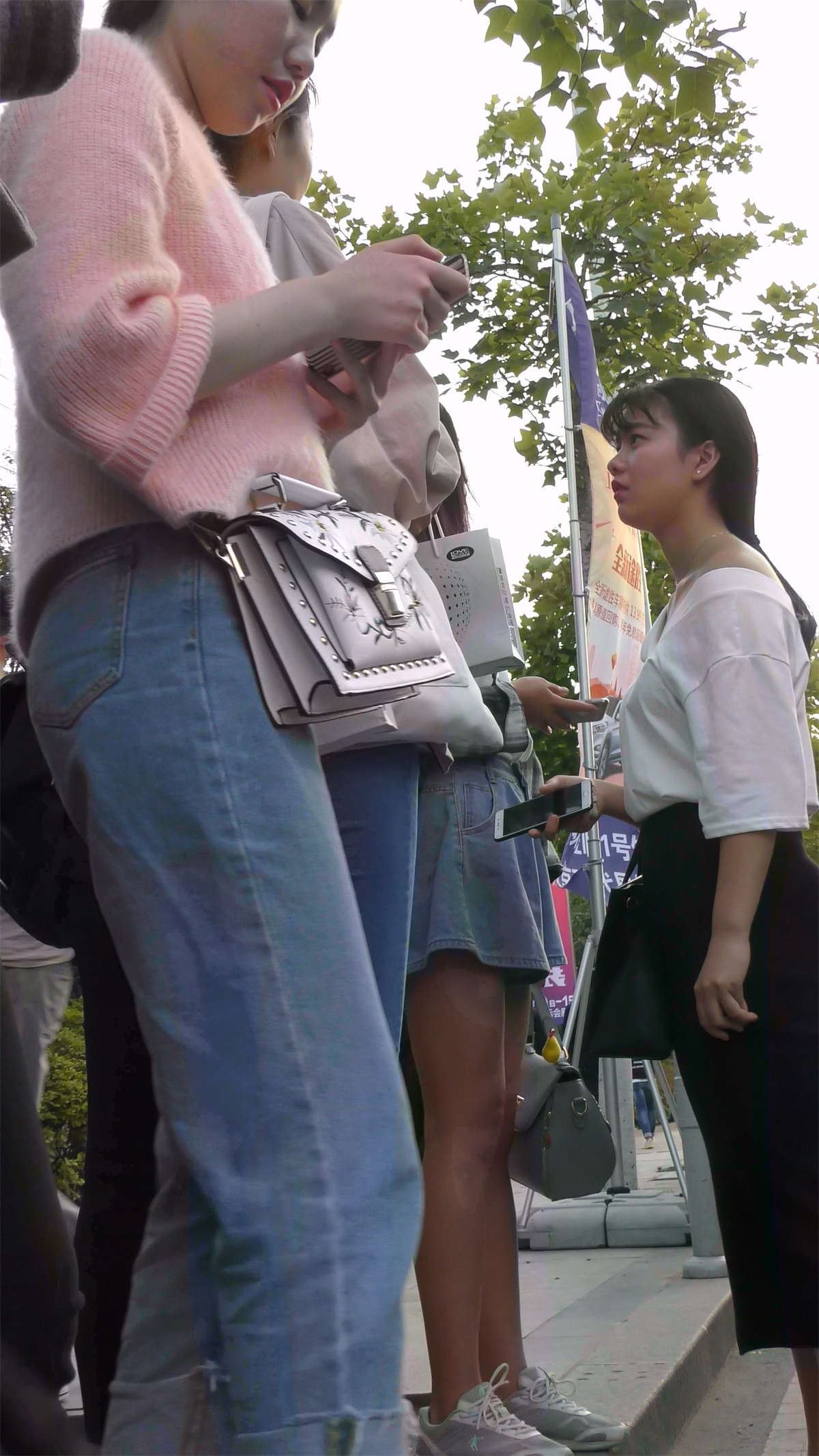 紧身蓝色牛仔裤马尾辫美女
