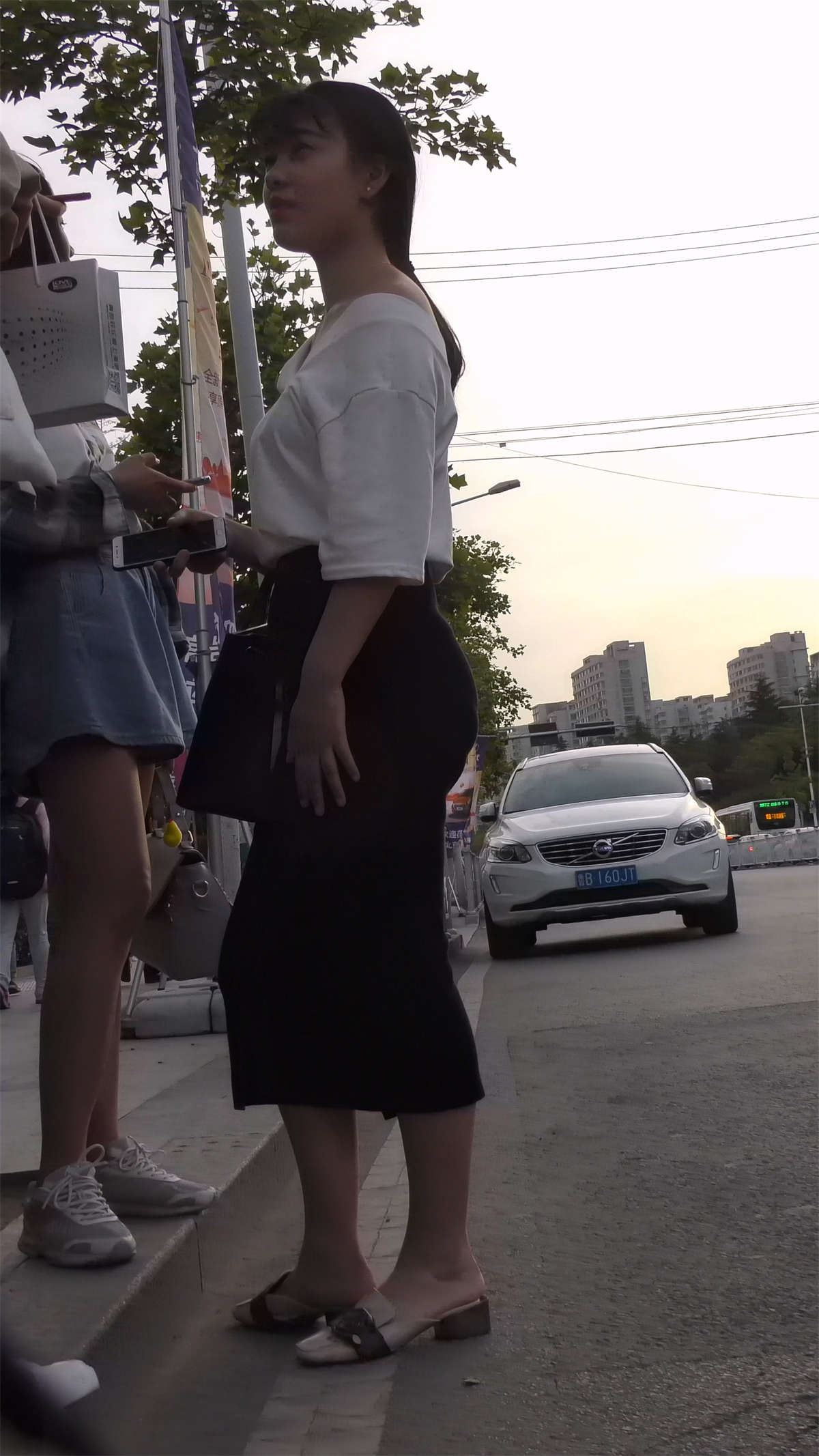 紧身蓝色牛仔裤马尾辫美女