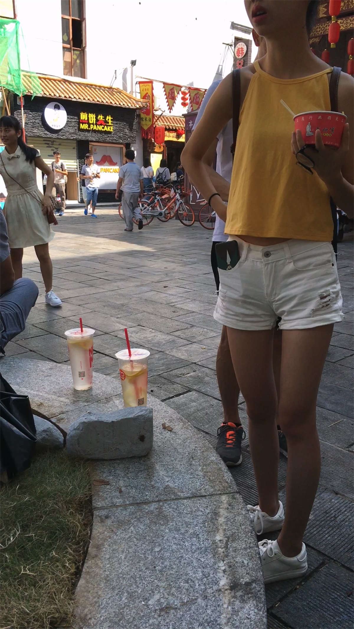 白色短裤美腿靓女