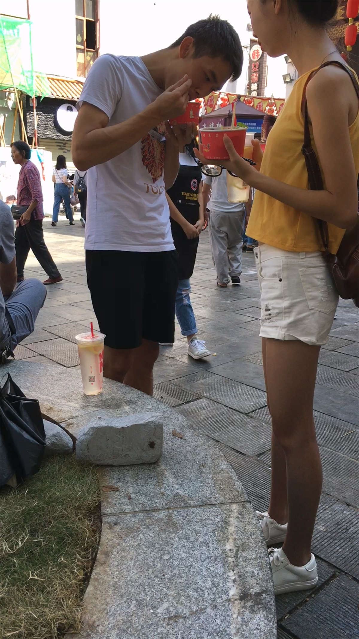 白色短裤美腿靓女