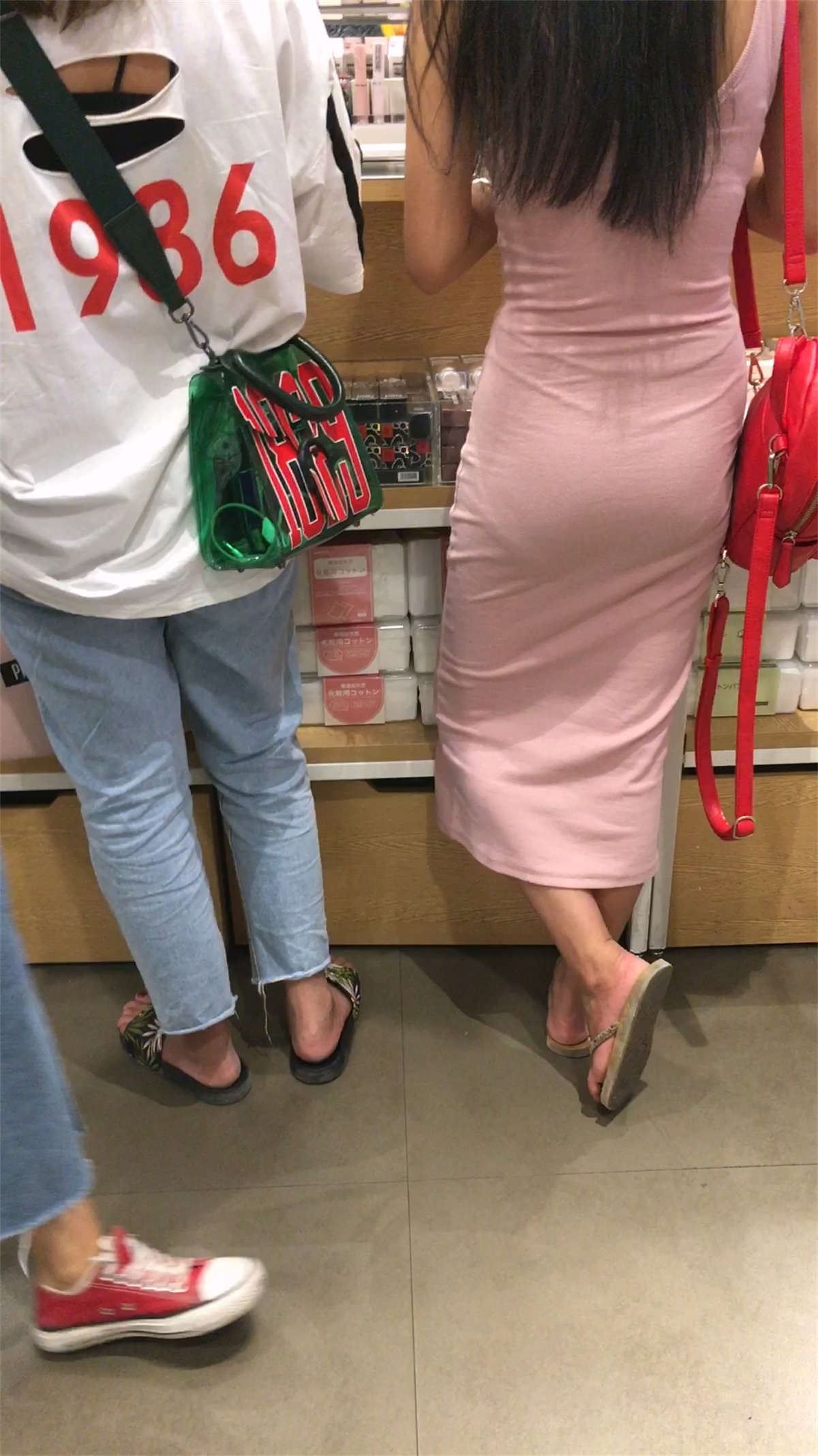 粉色长裙美臀靓妹