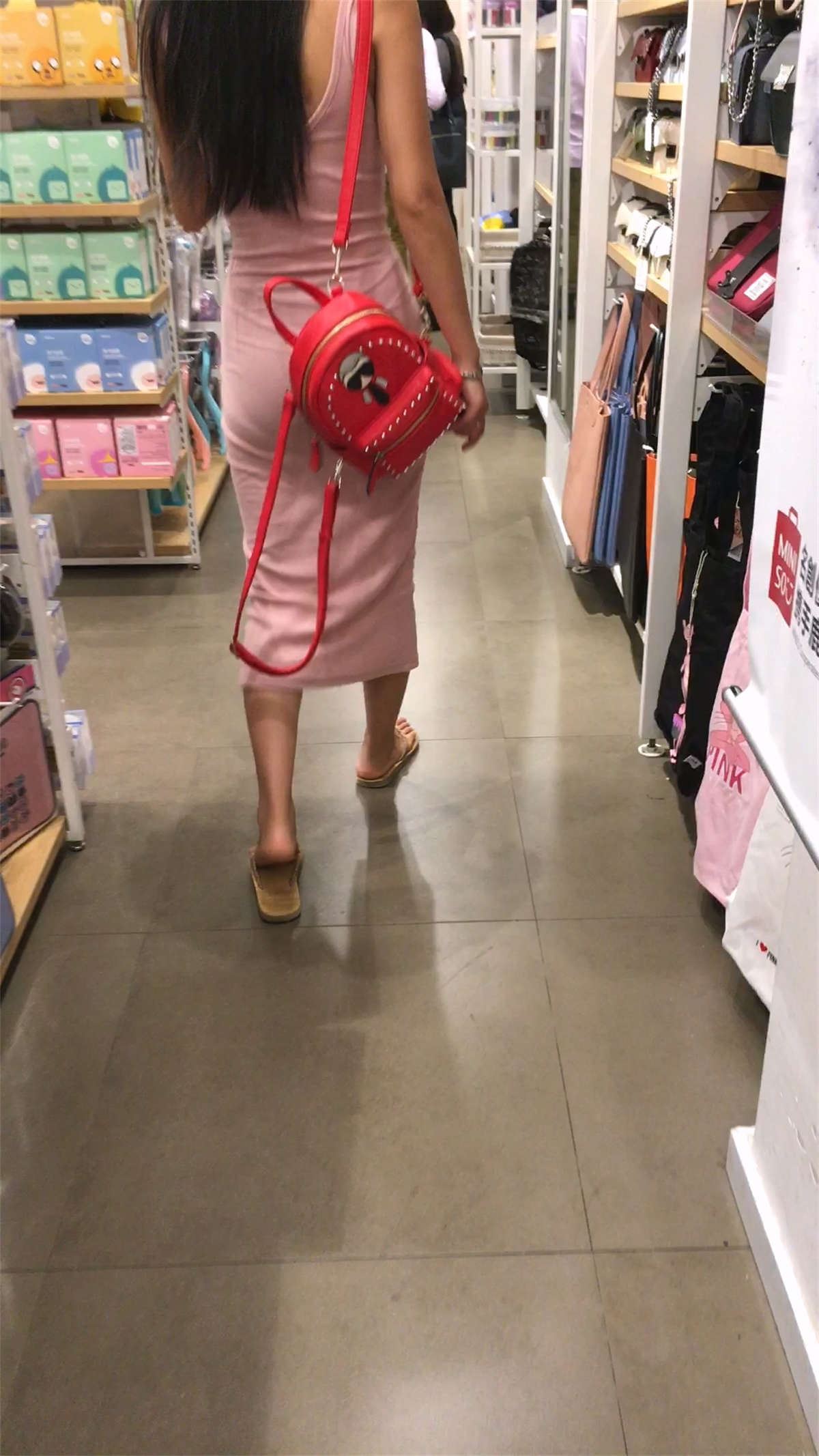 粉色长裙美臀靓妹