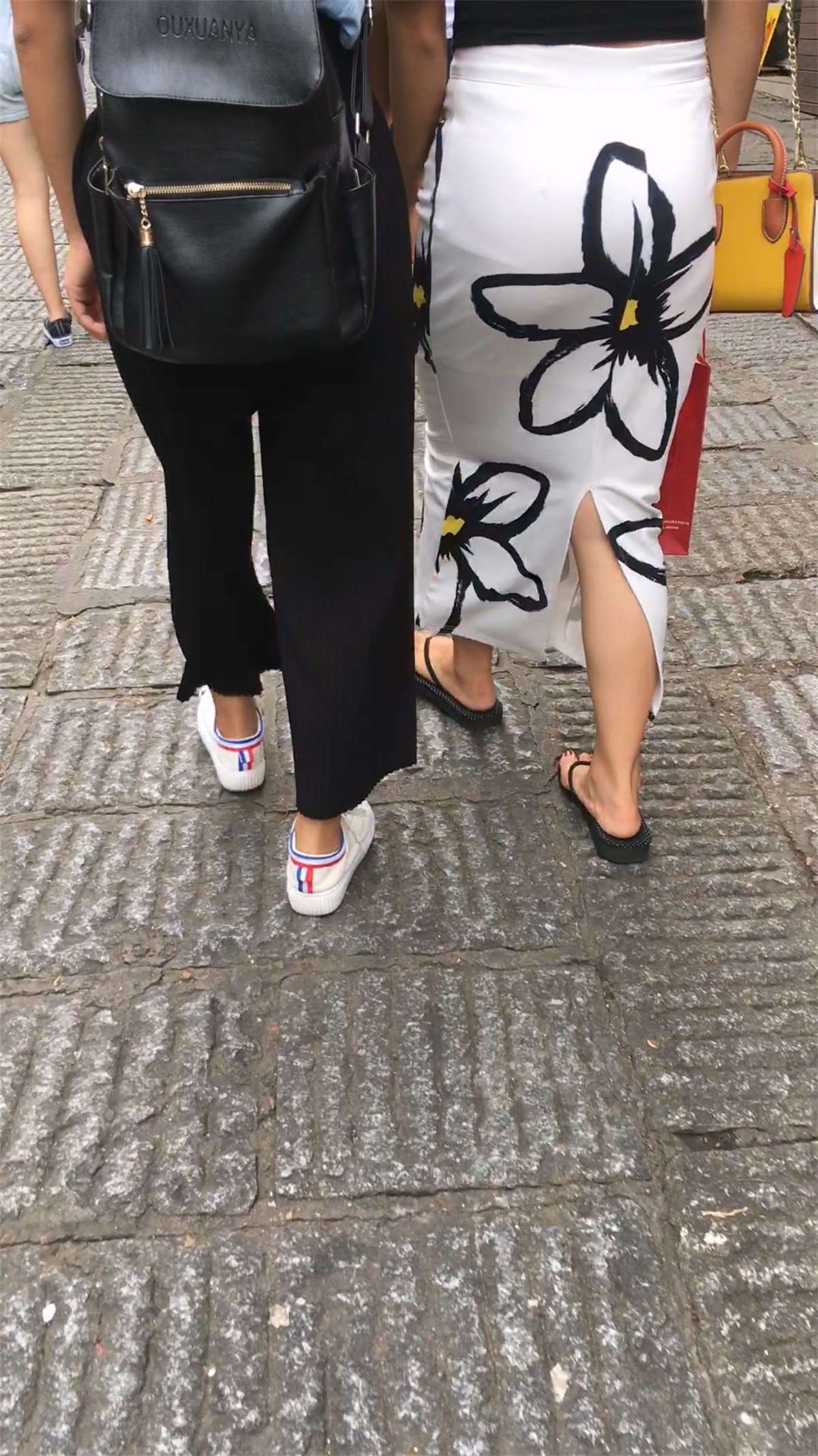 白色花裙子少妇