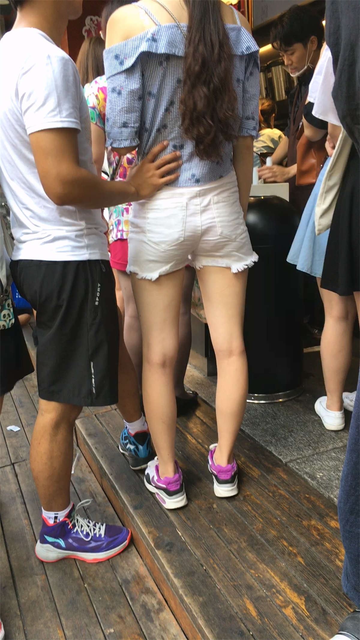 白色热裤大美腿