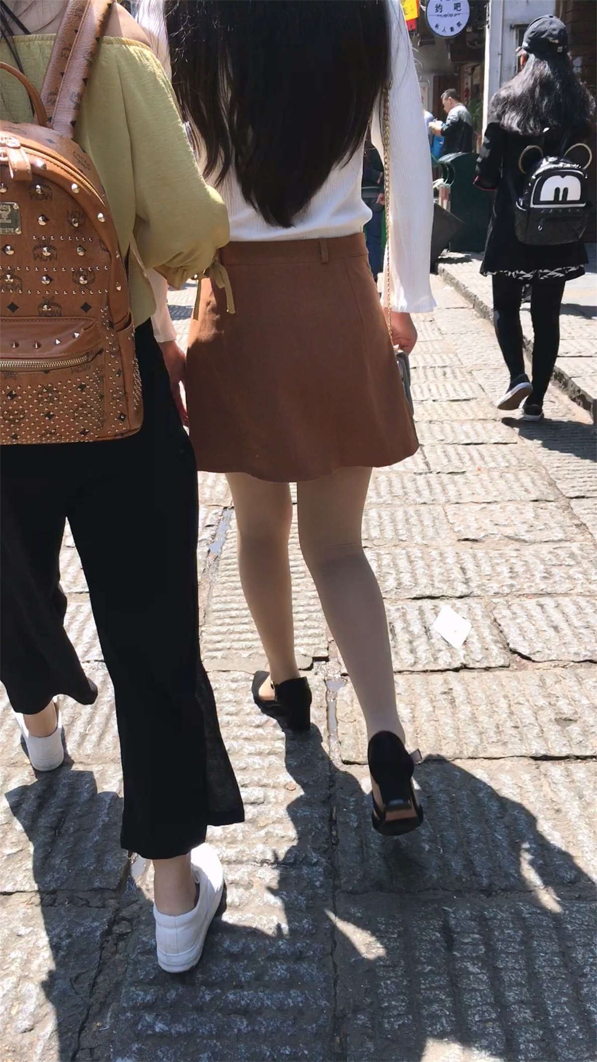 美臀短裙大美妞