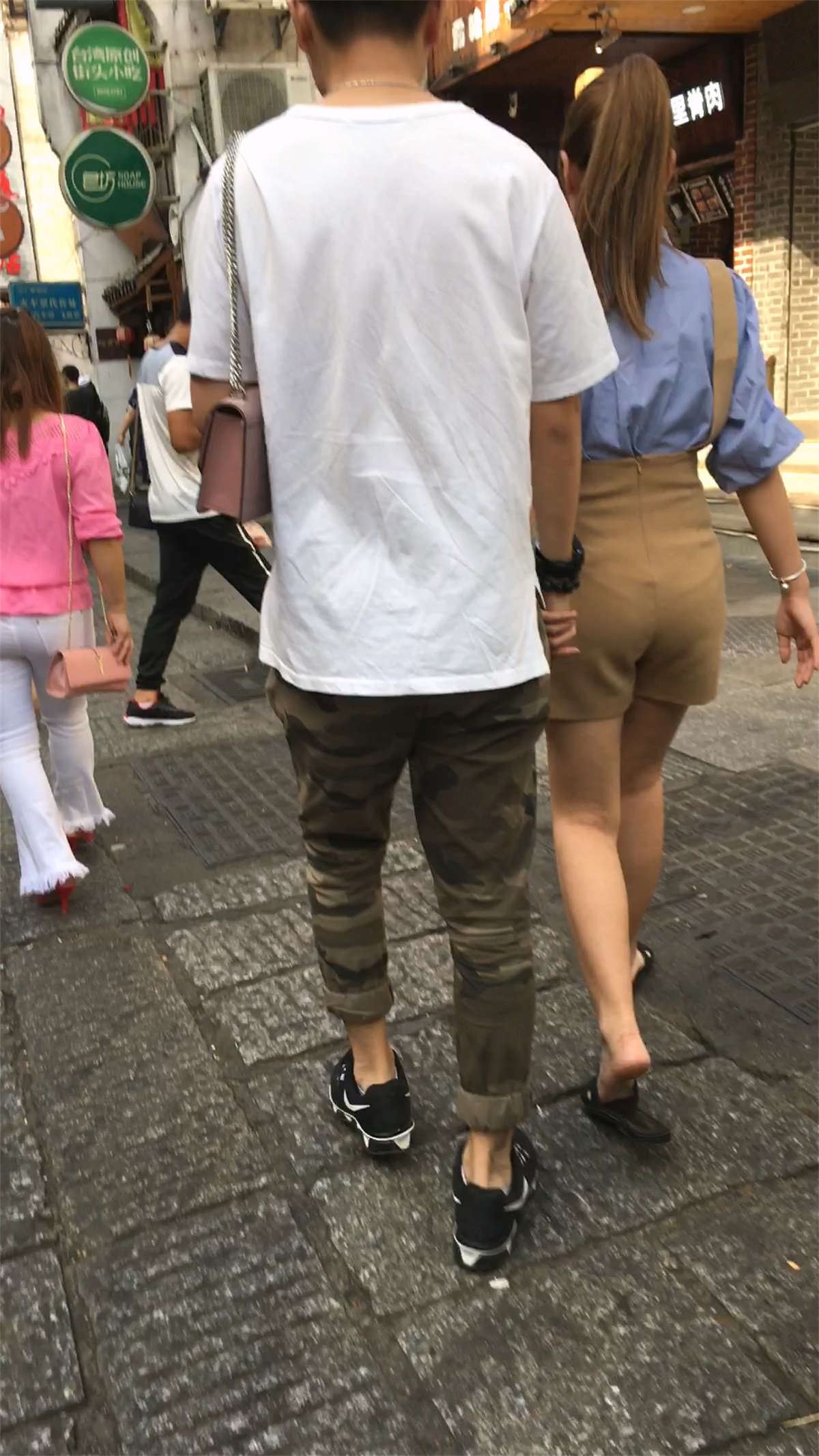 黄色的短裙性感的美女