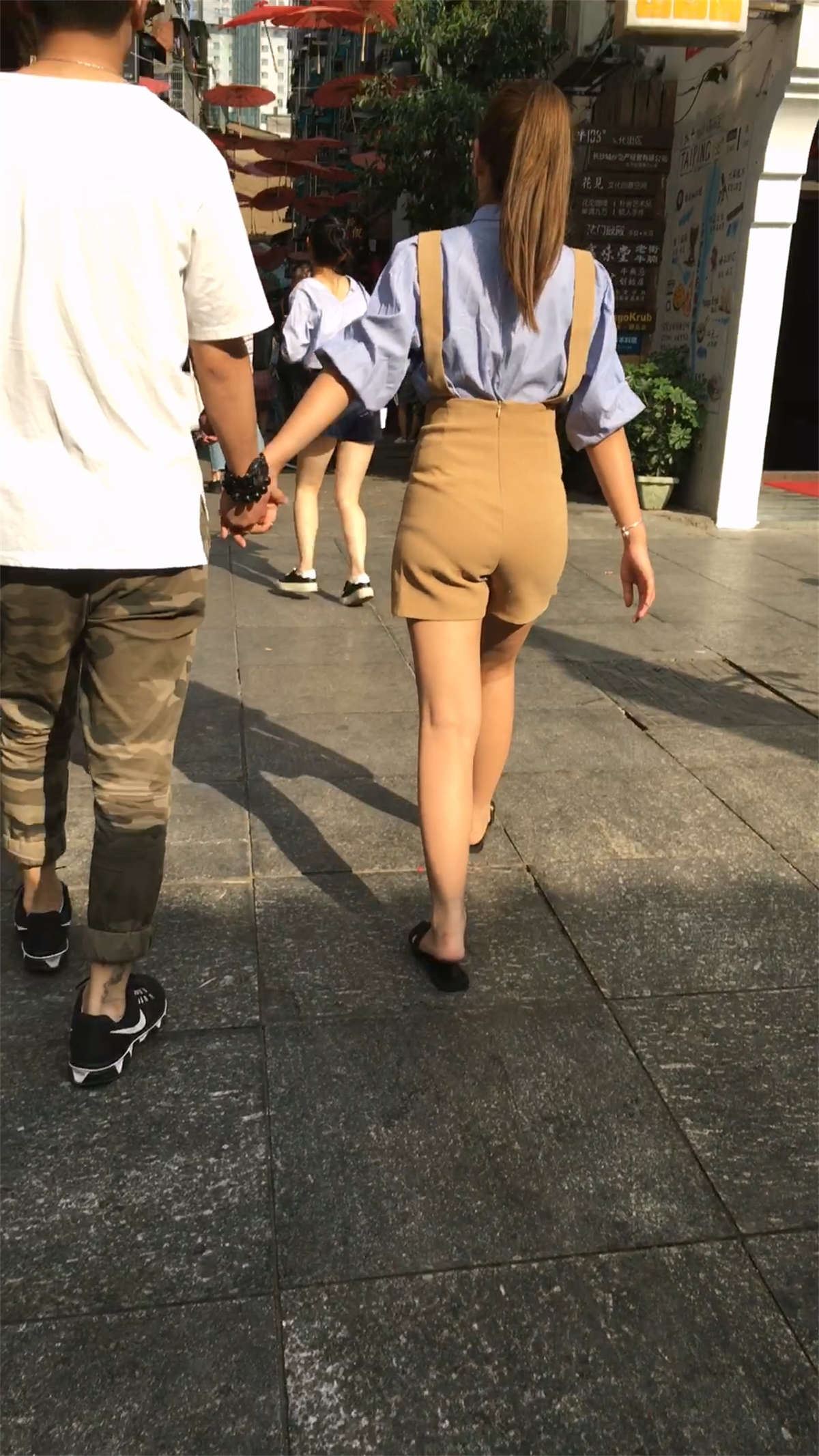 黄色的短裙性感的美女