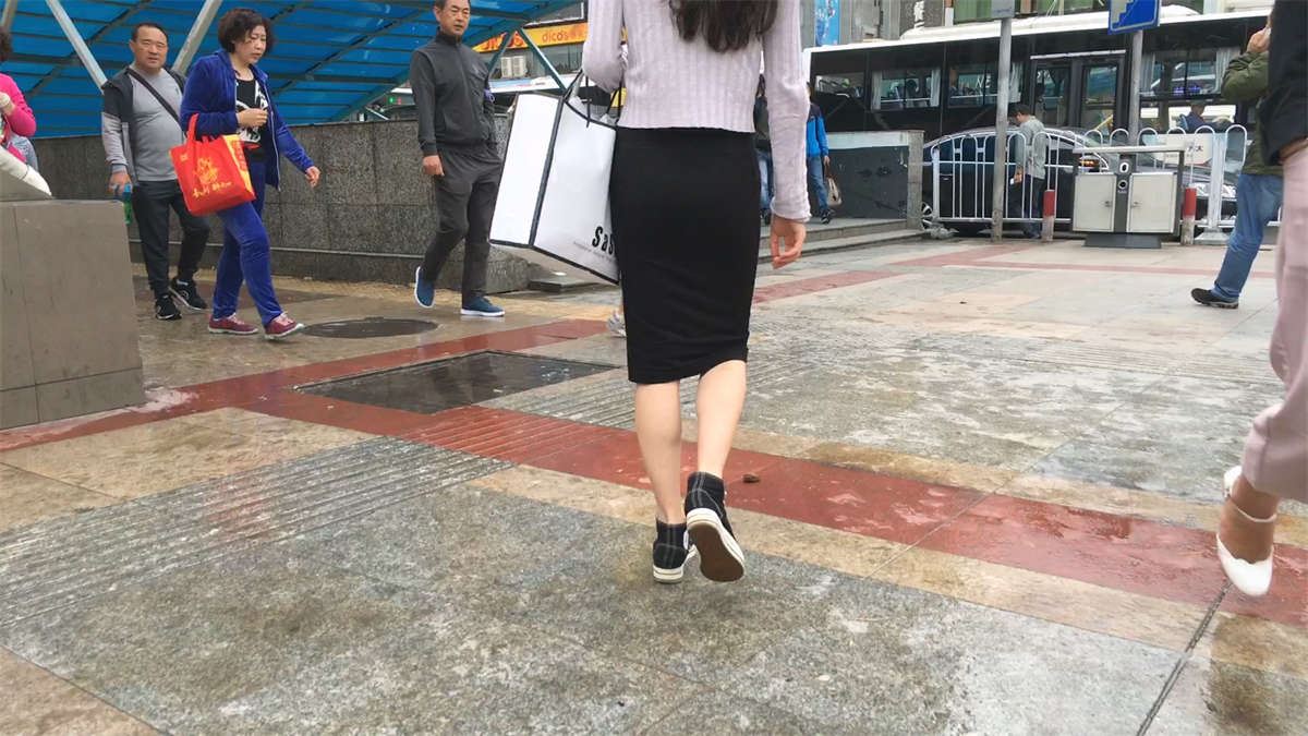 大白腿黑色短裙美女