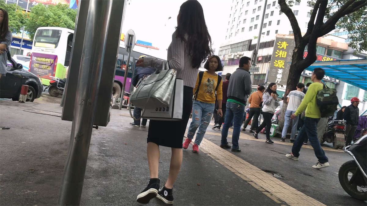 大白腿黑色短裙美女
