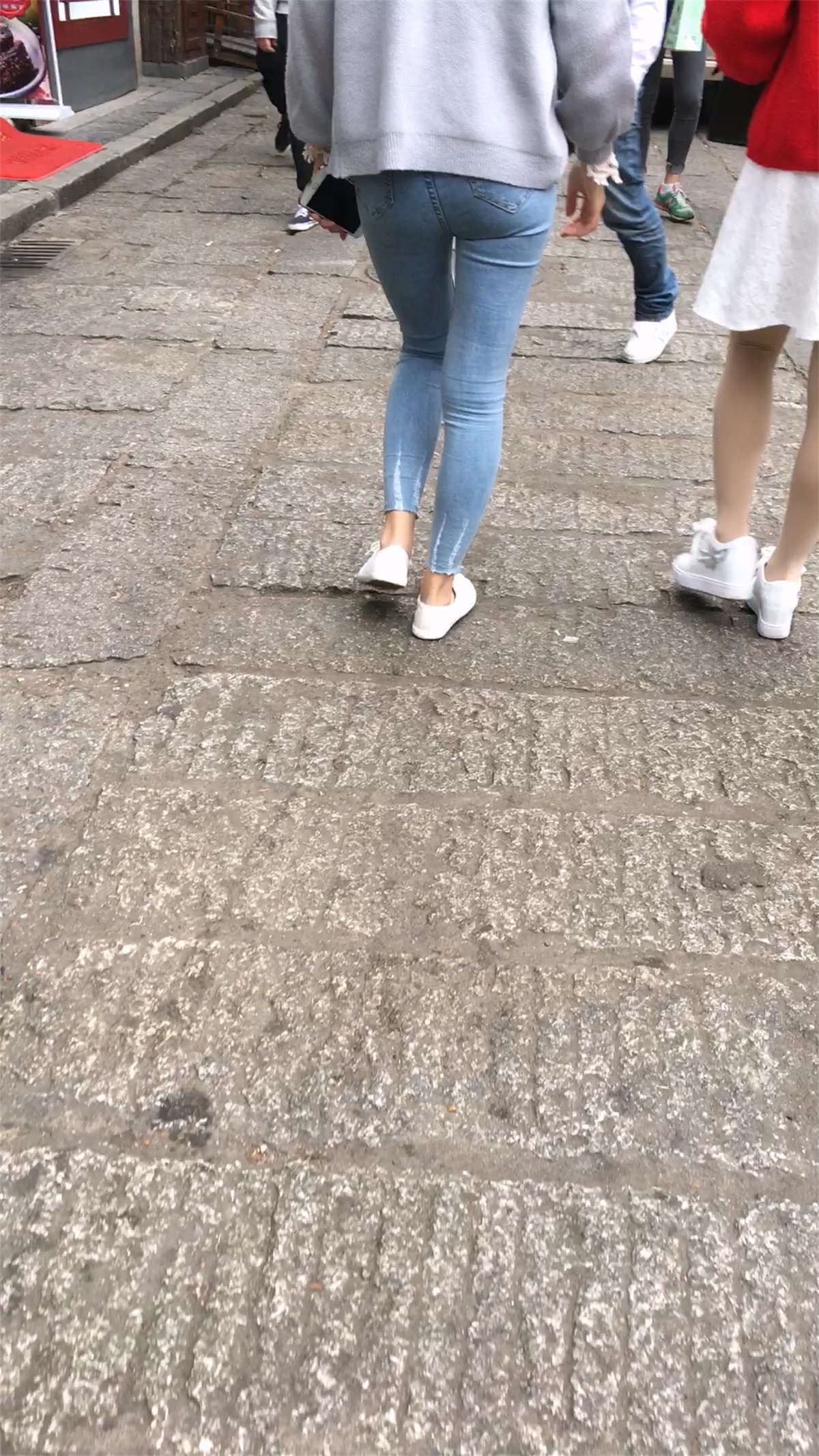 紧身牛仔裤