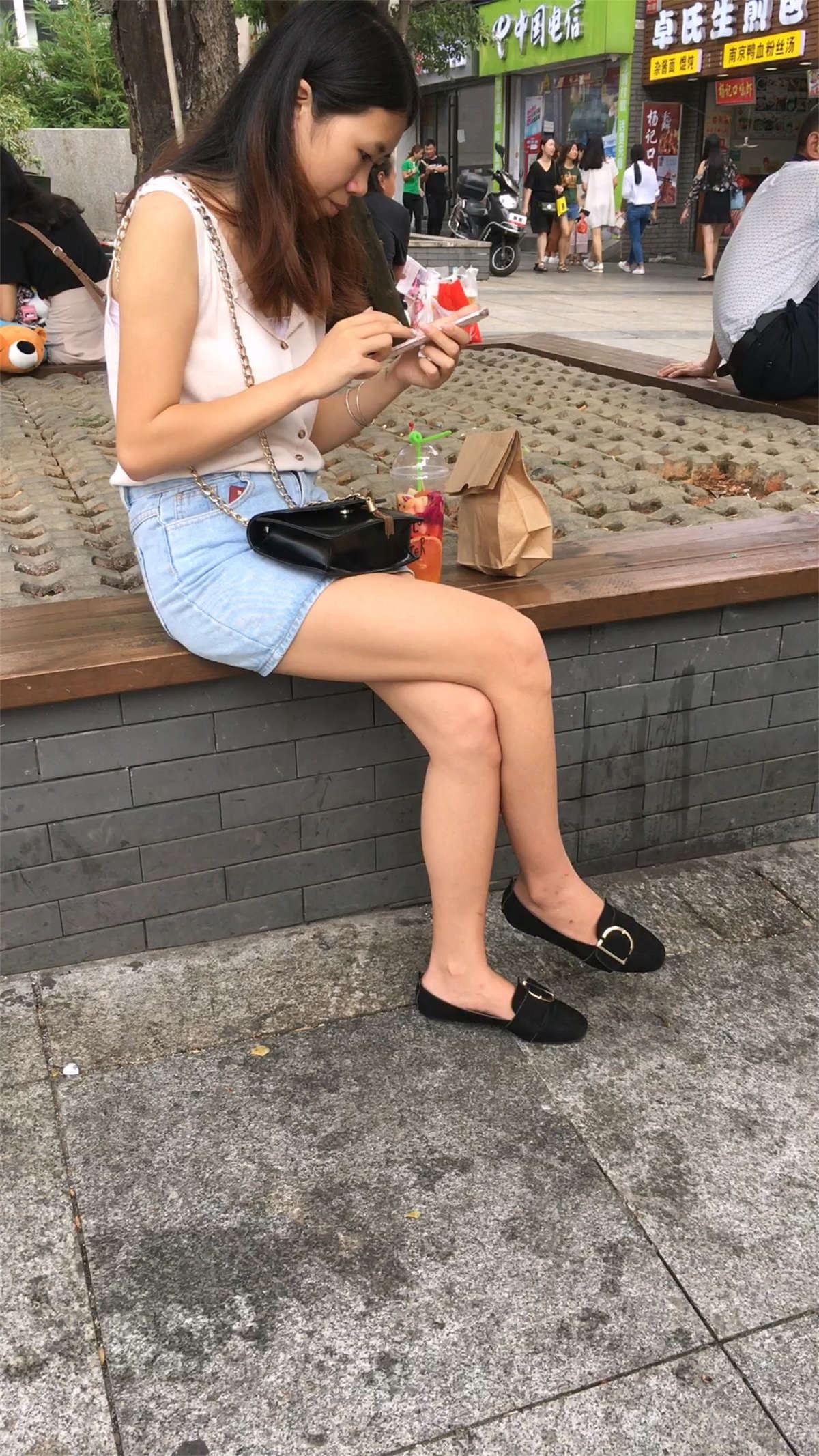 蓝色短裙靓妹