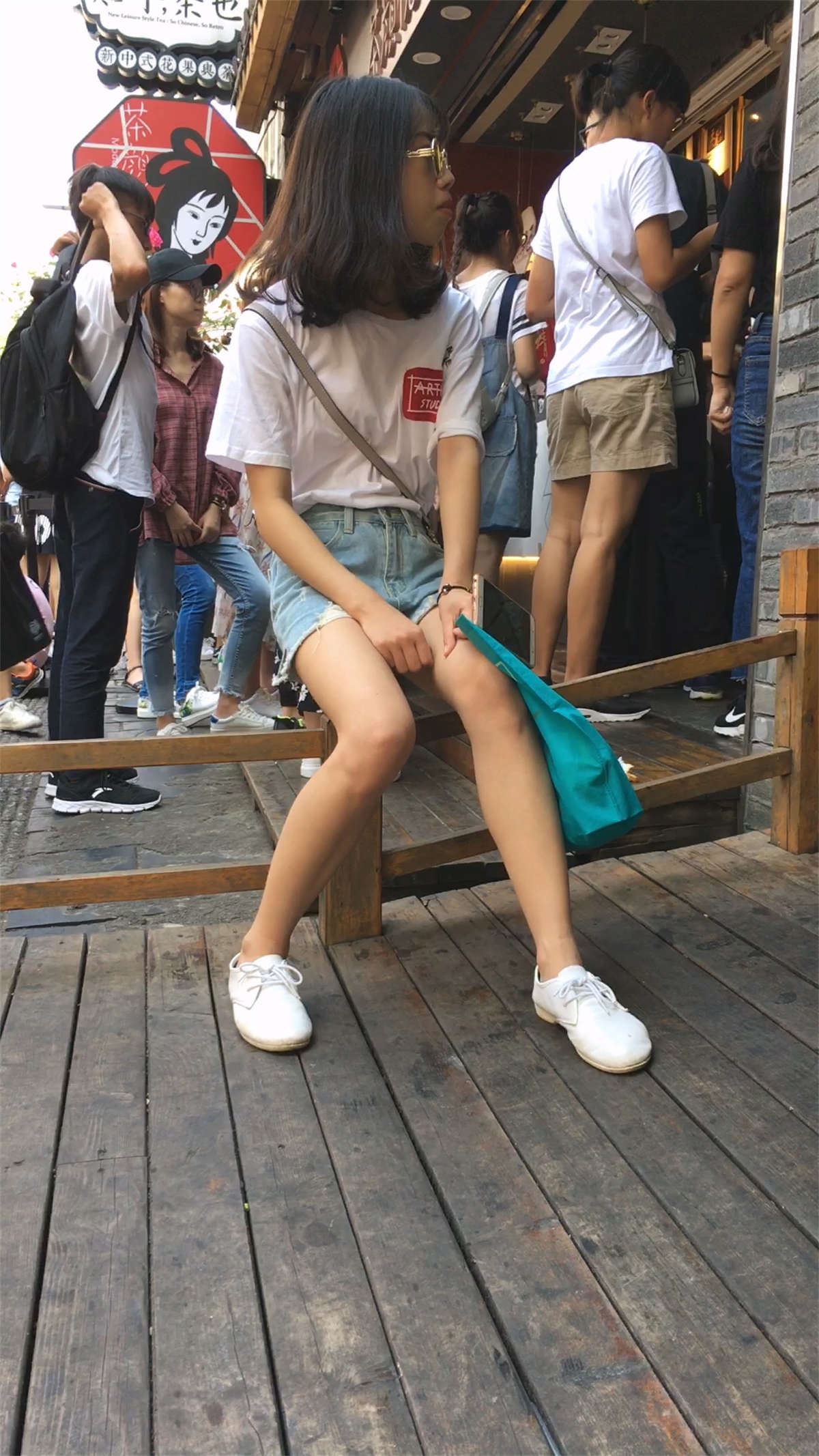 蓝色短裤小美女