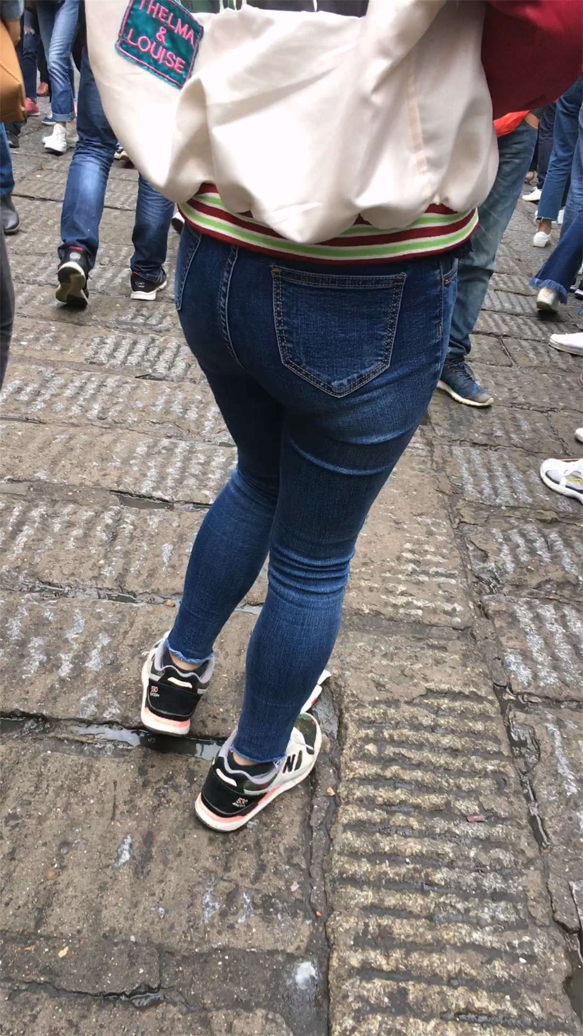 蓝色牛仔裤翘臀妹子