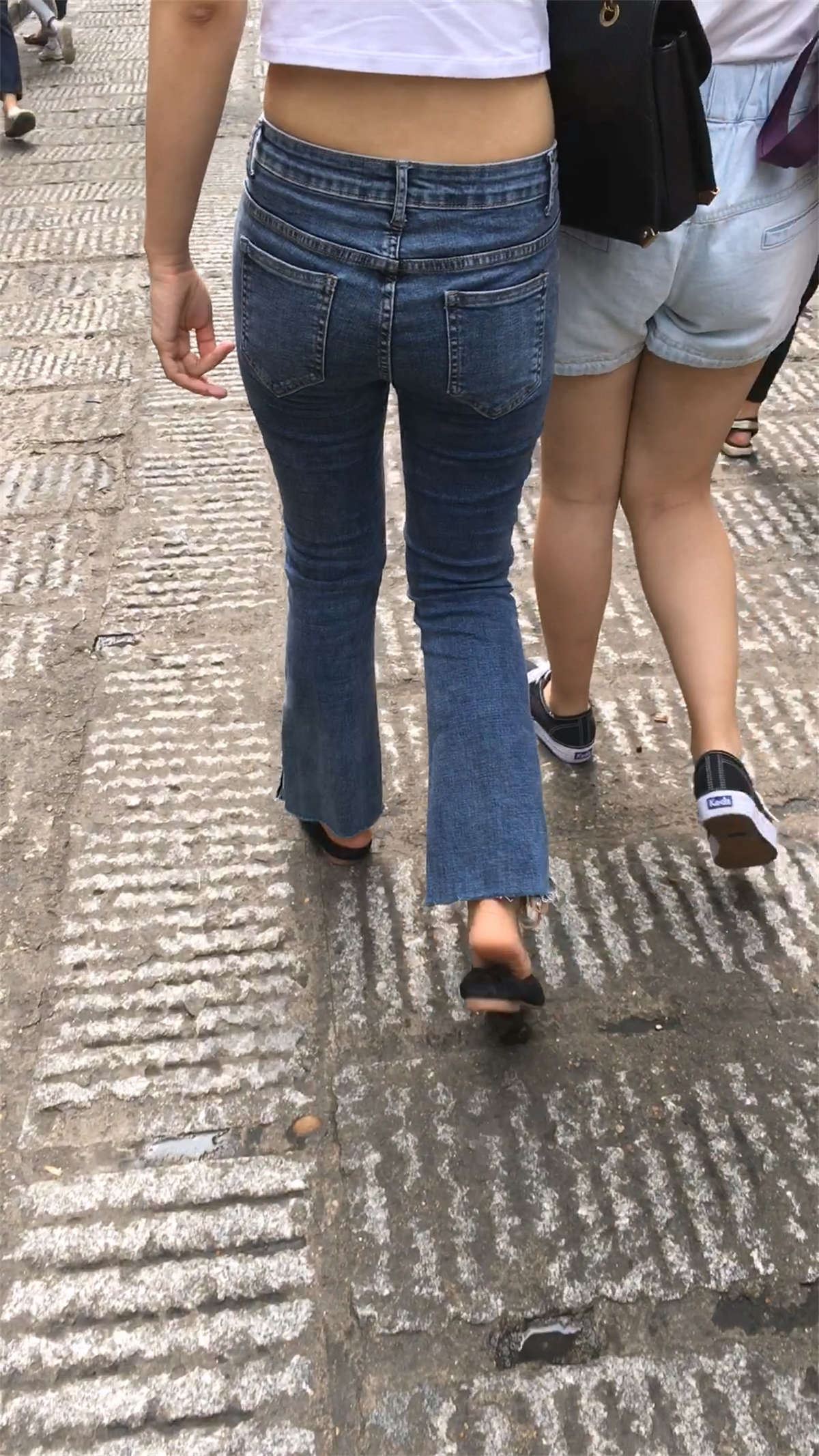 牛仔紧身美臀女