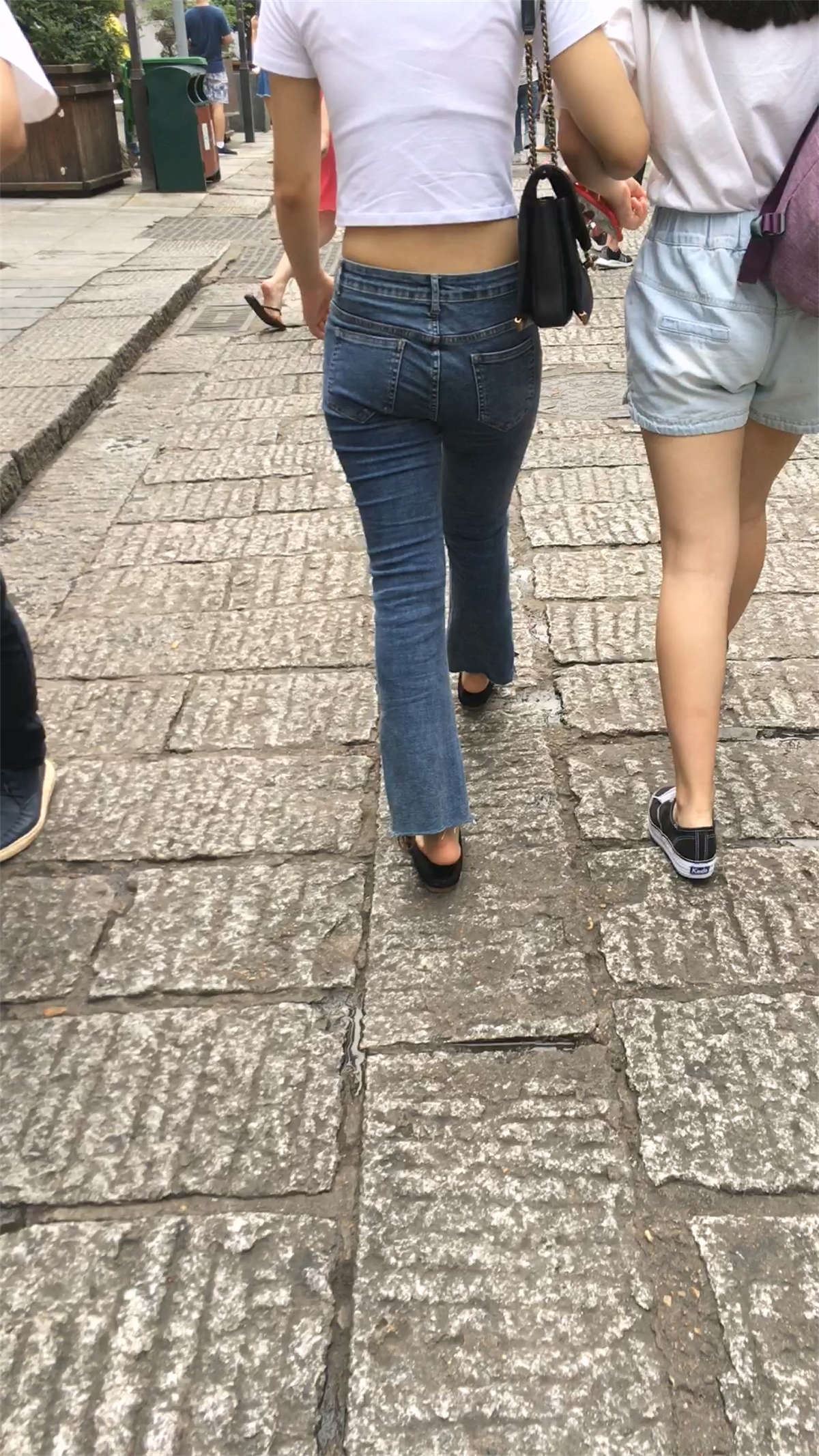 牛仔紧身美臀女