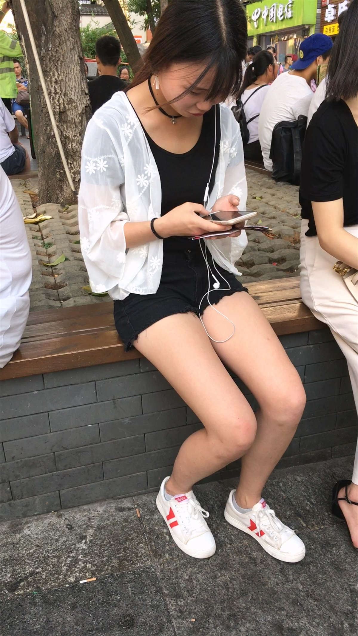 热裤大白腿大学生美女靓妞
