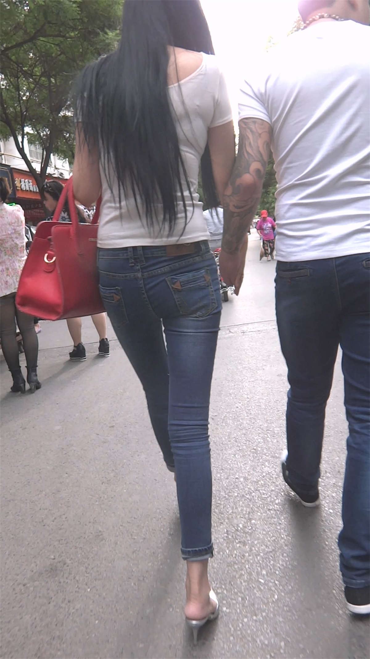 蓝色牛仔裤美女