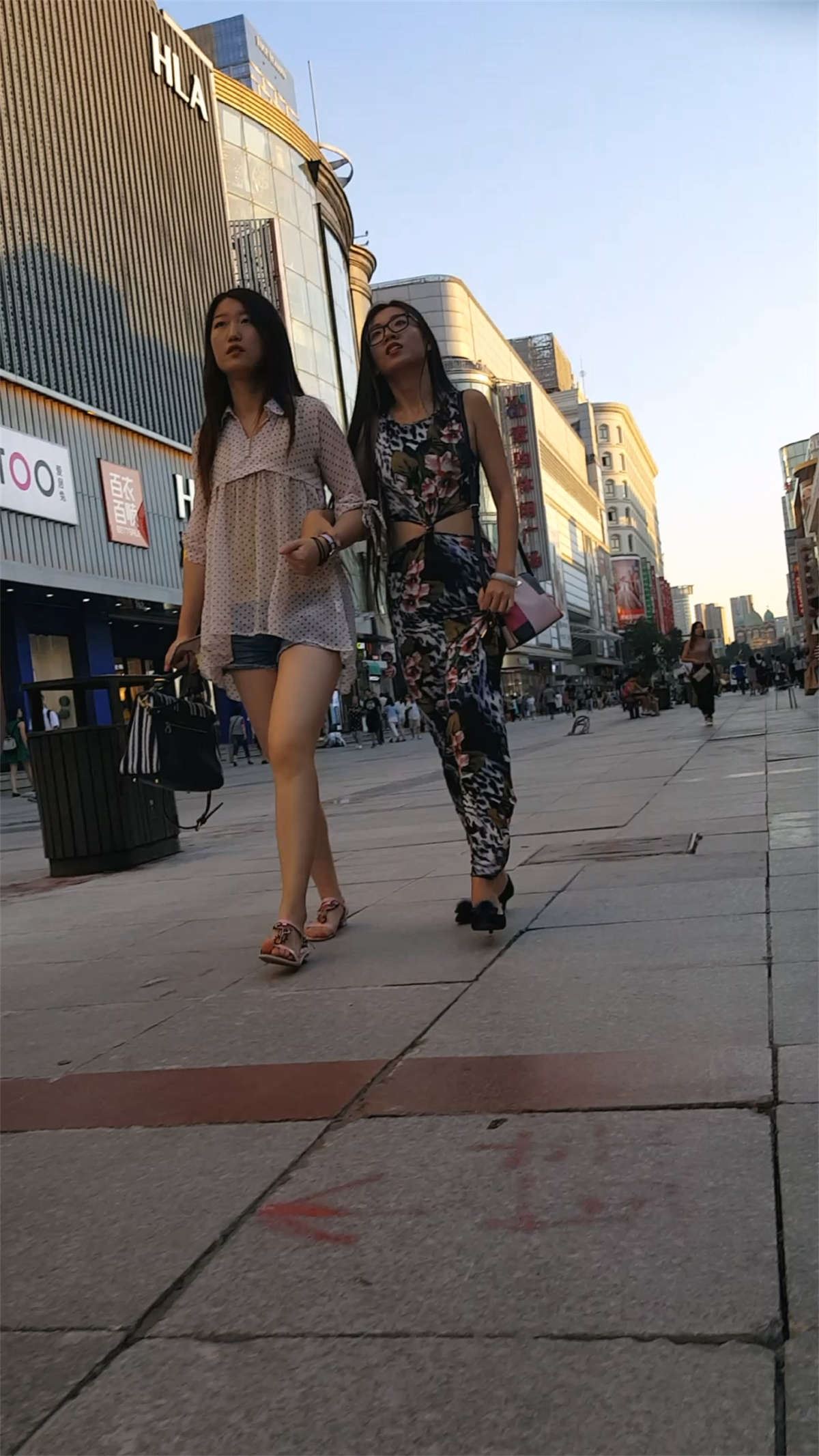 宽松花长裙长发漂亮美女逛街