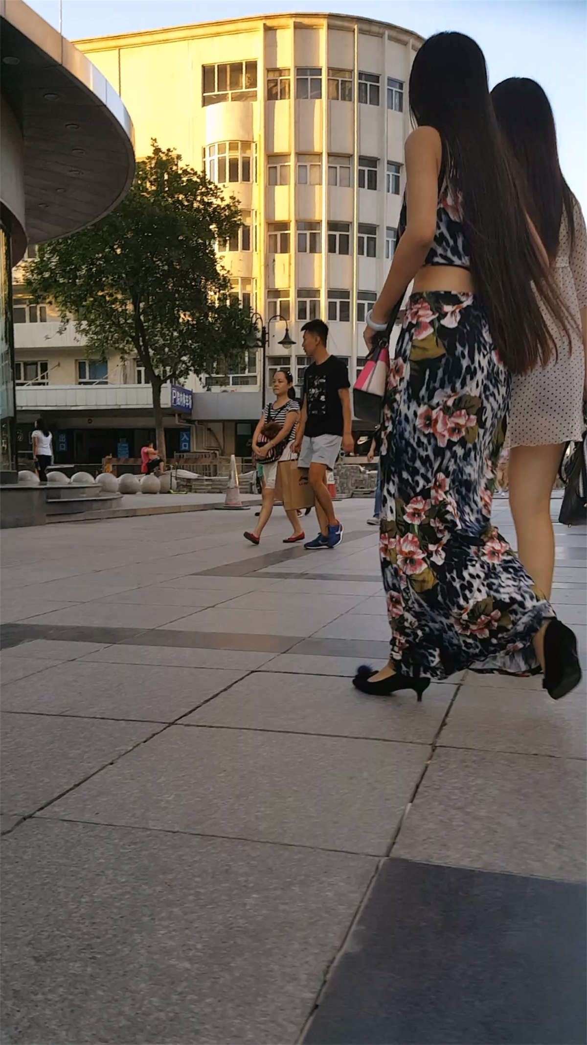 宽松花长裙长发漂亮美女逛街