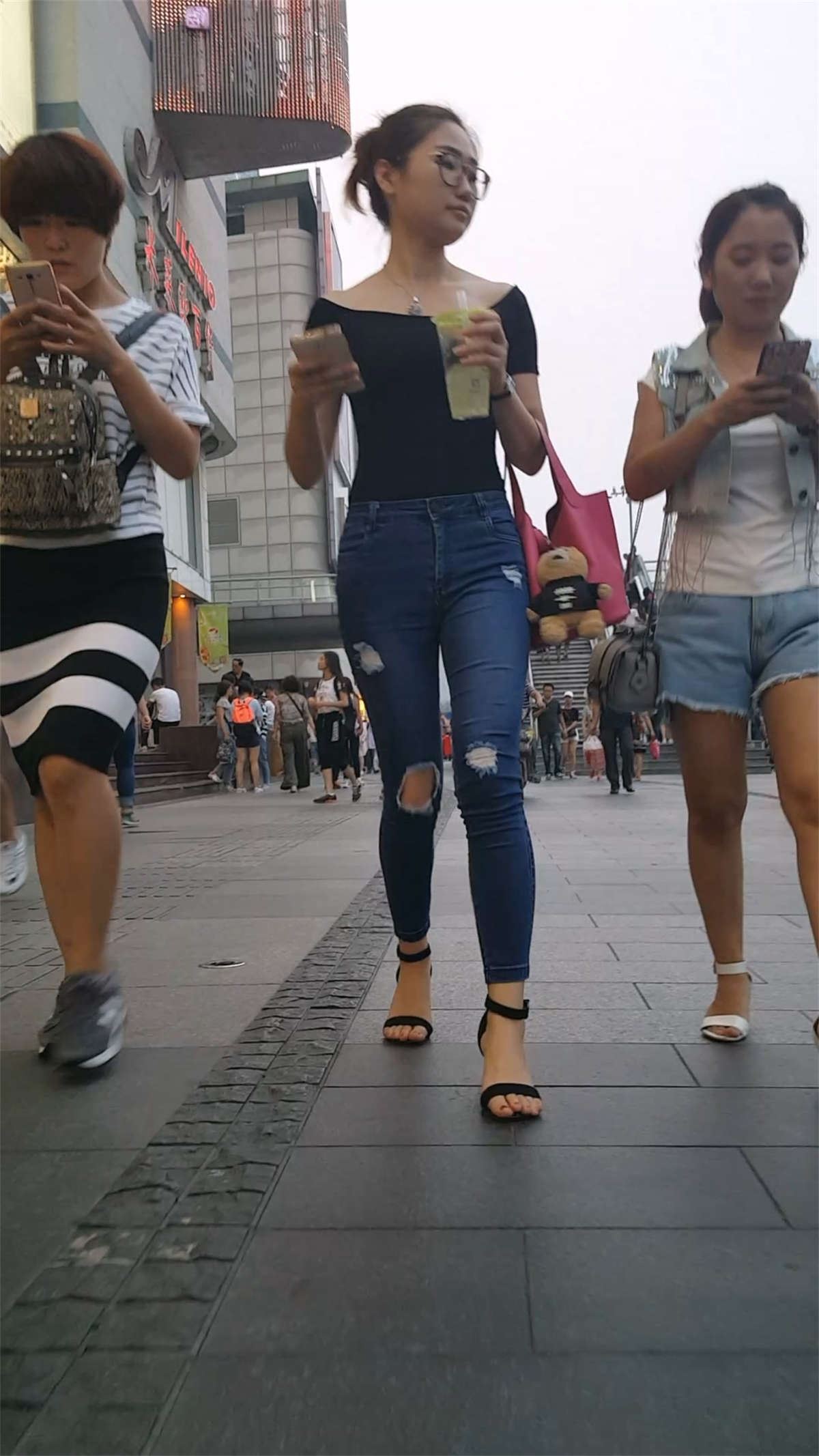 蓝色紧身牛仔裤饱满圆臀长腿少妇