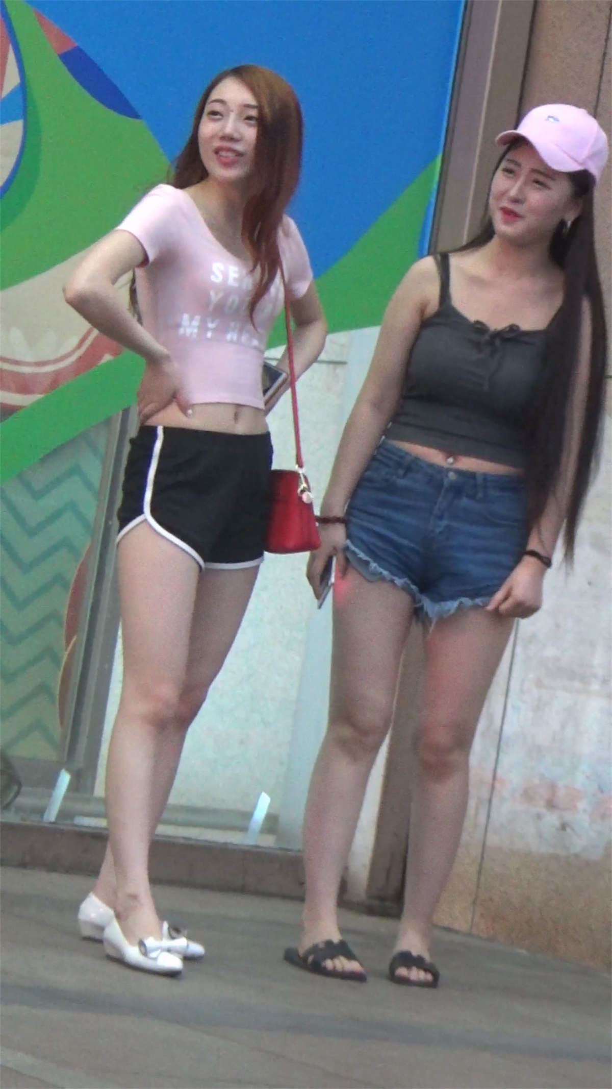 漂亮的短裤长腿美女