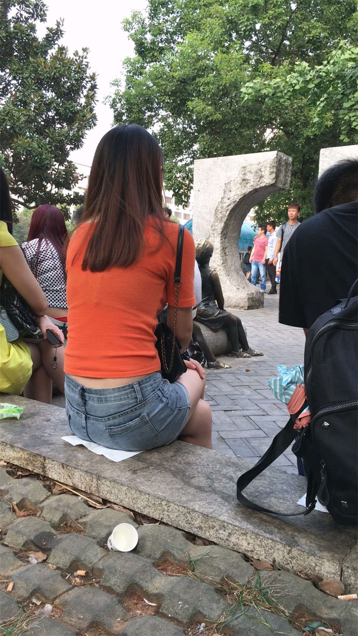 蓝色牛仔短裤白腿长发少妇